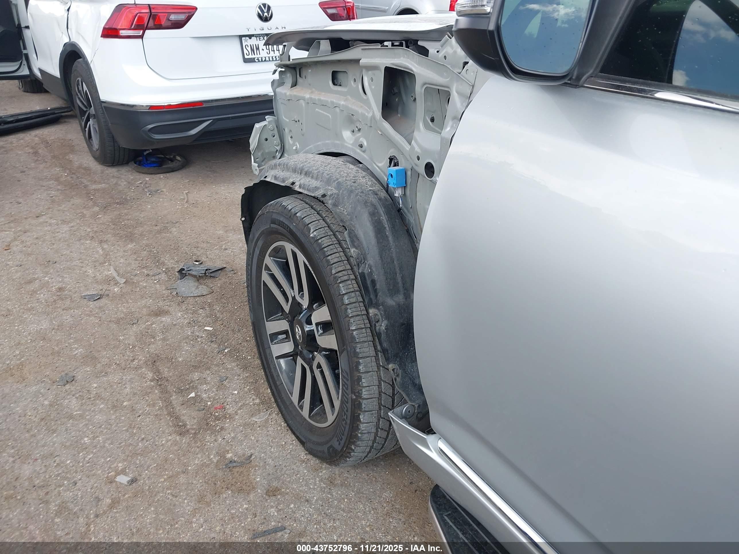 TOYOTA 4RUNNER image 6
