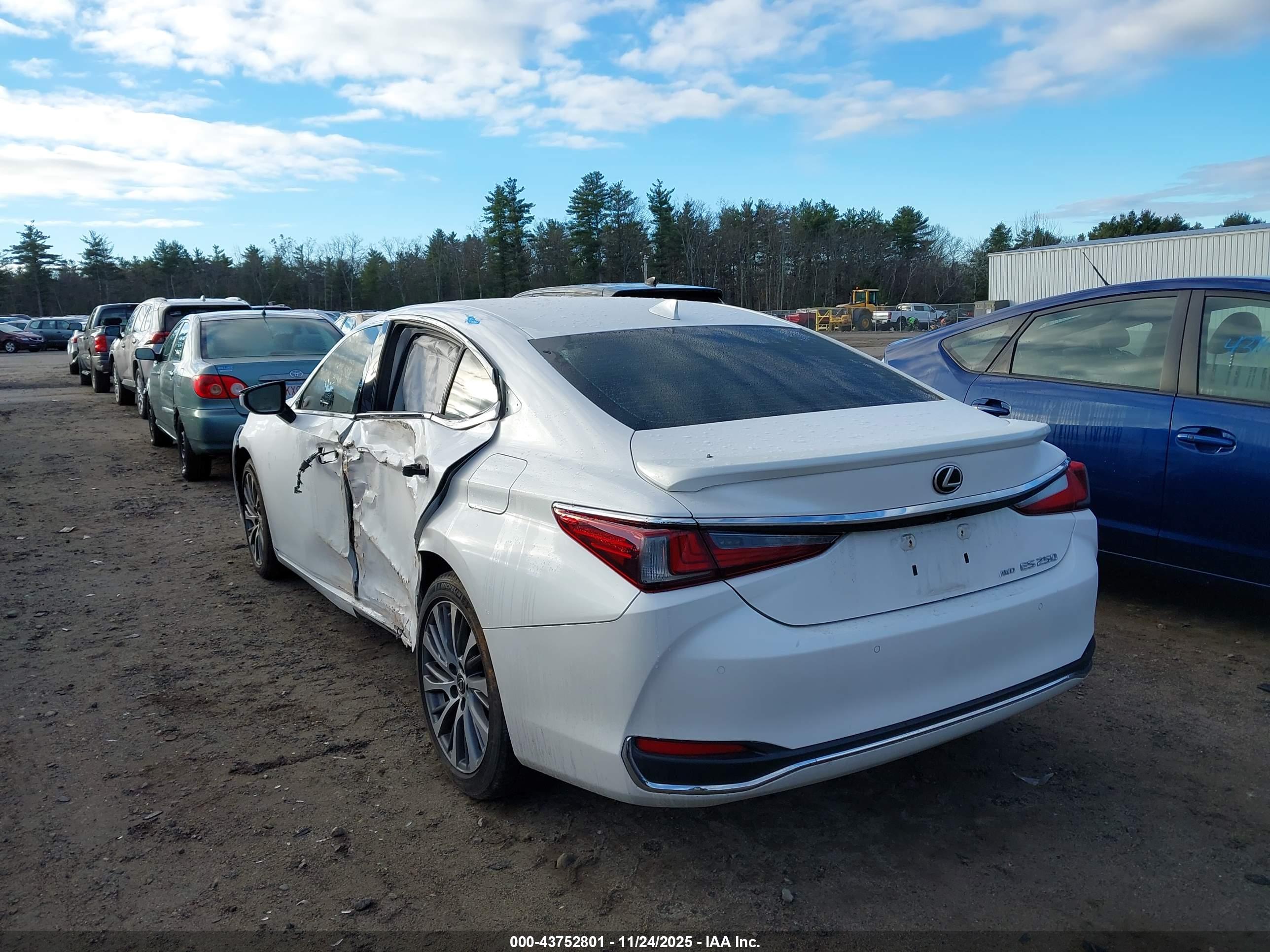 LEXUS ES image 3
