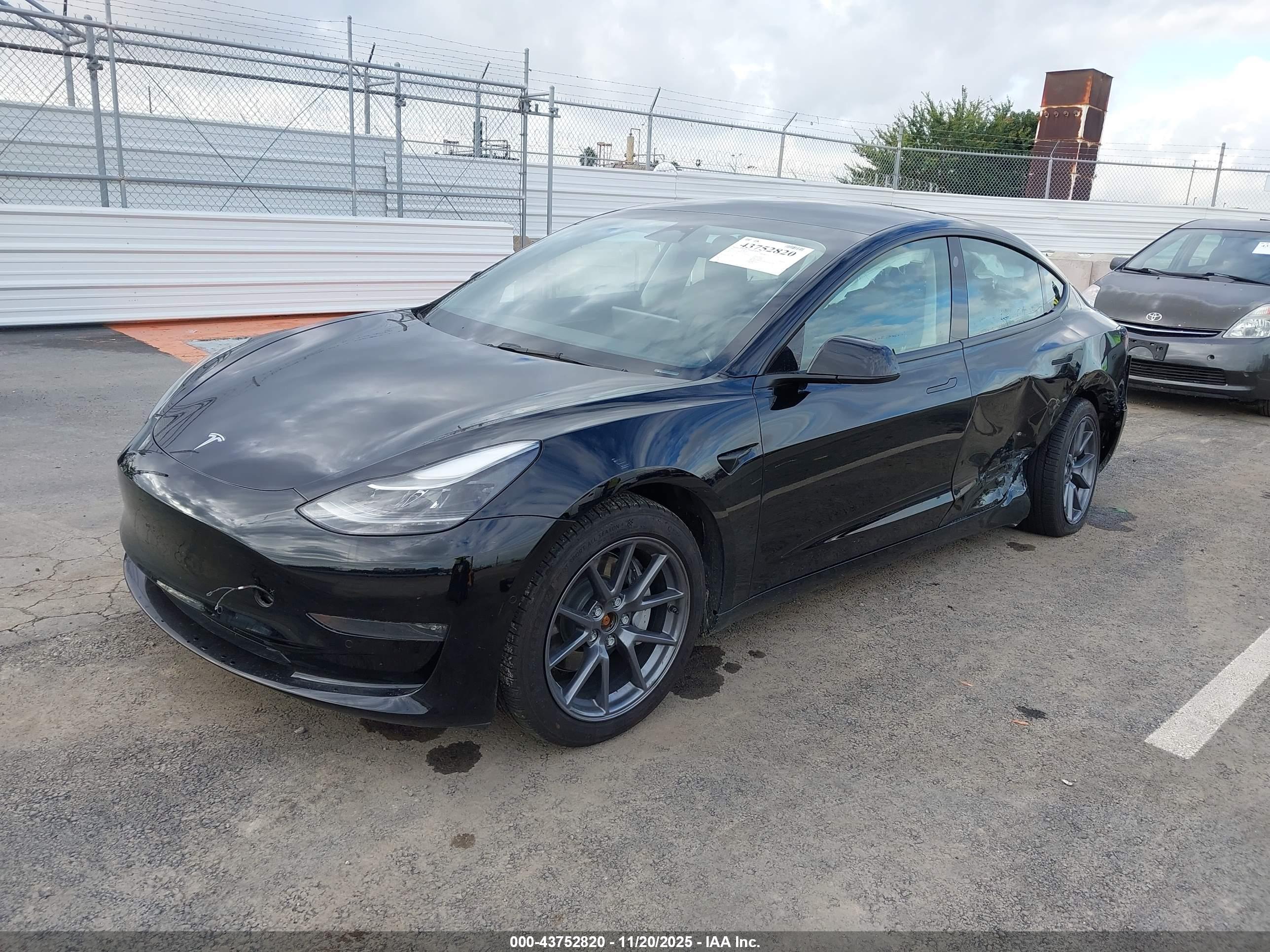 TESLA MODEL image 2
