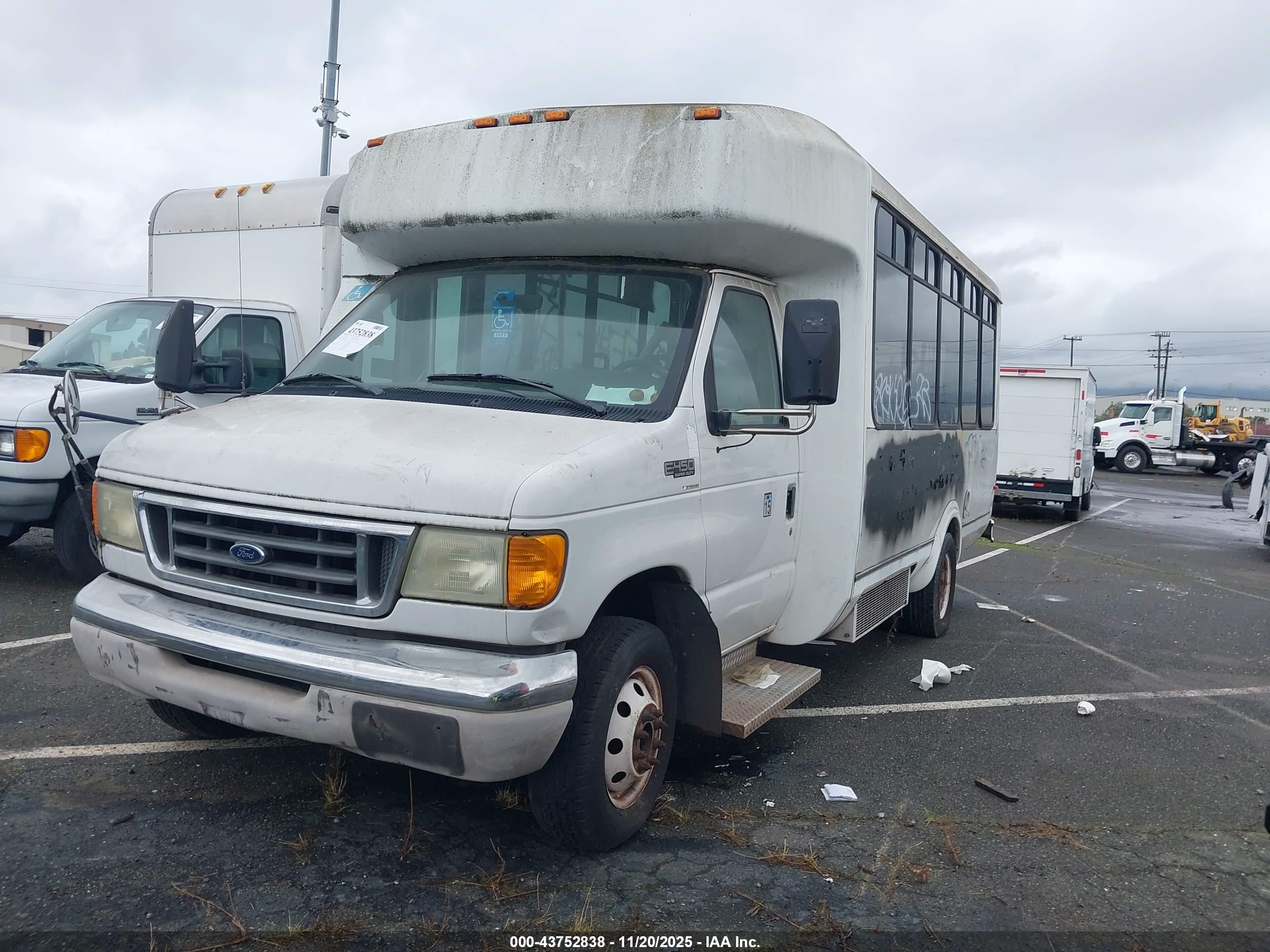 FORD E-450 image 2
