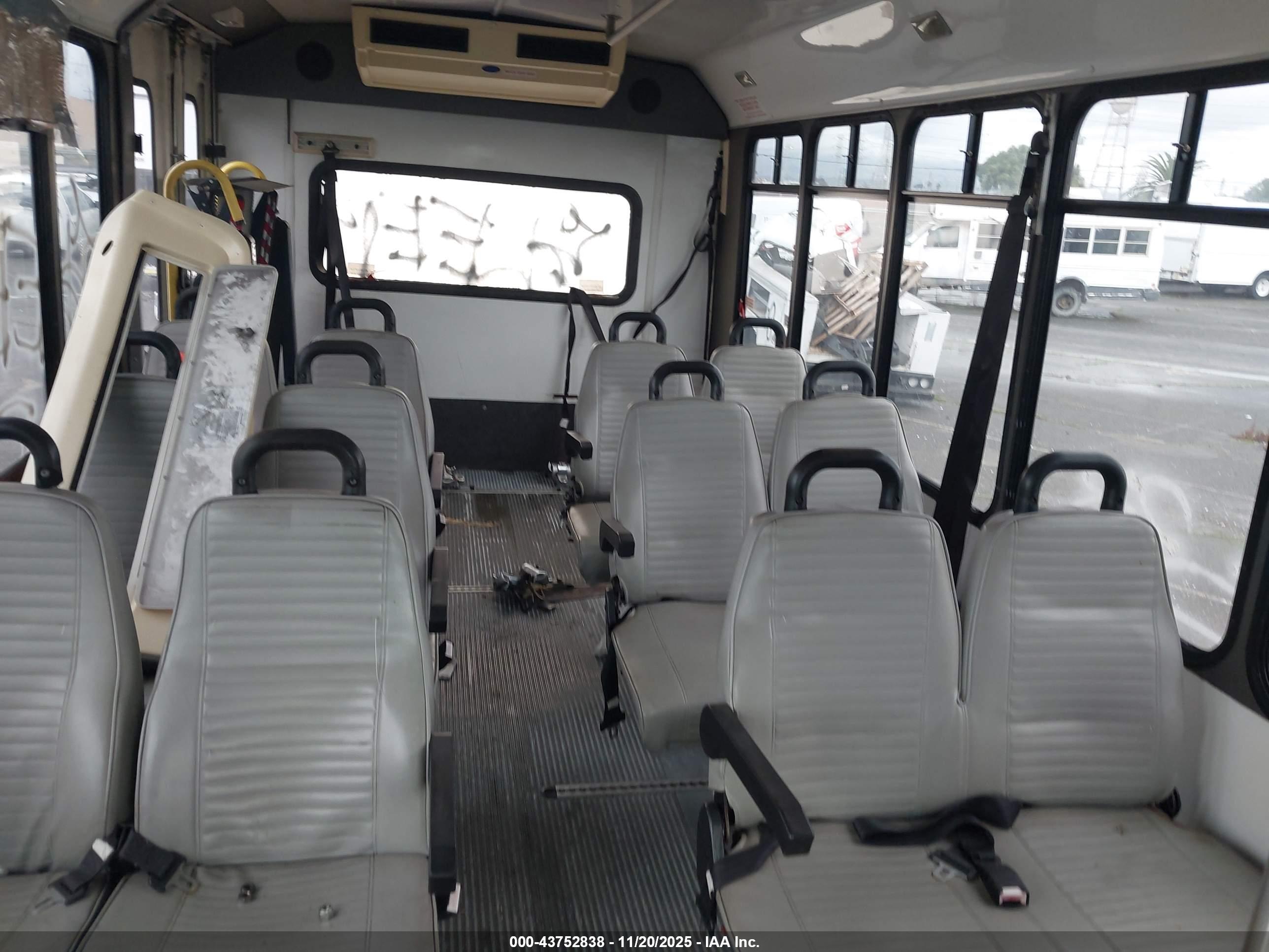 FORD E-450 image 7