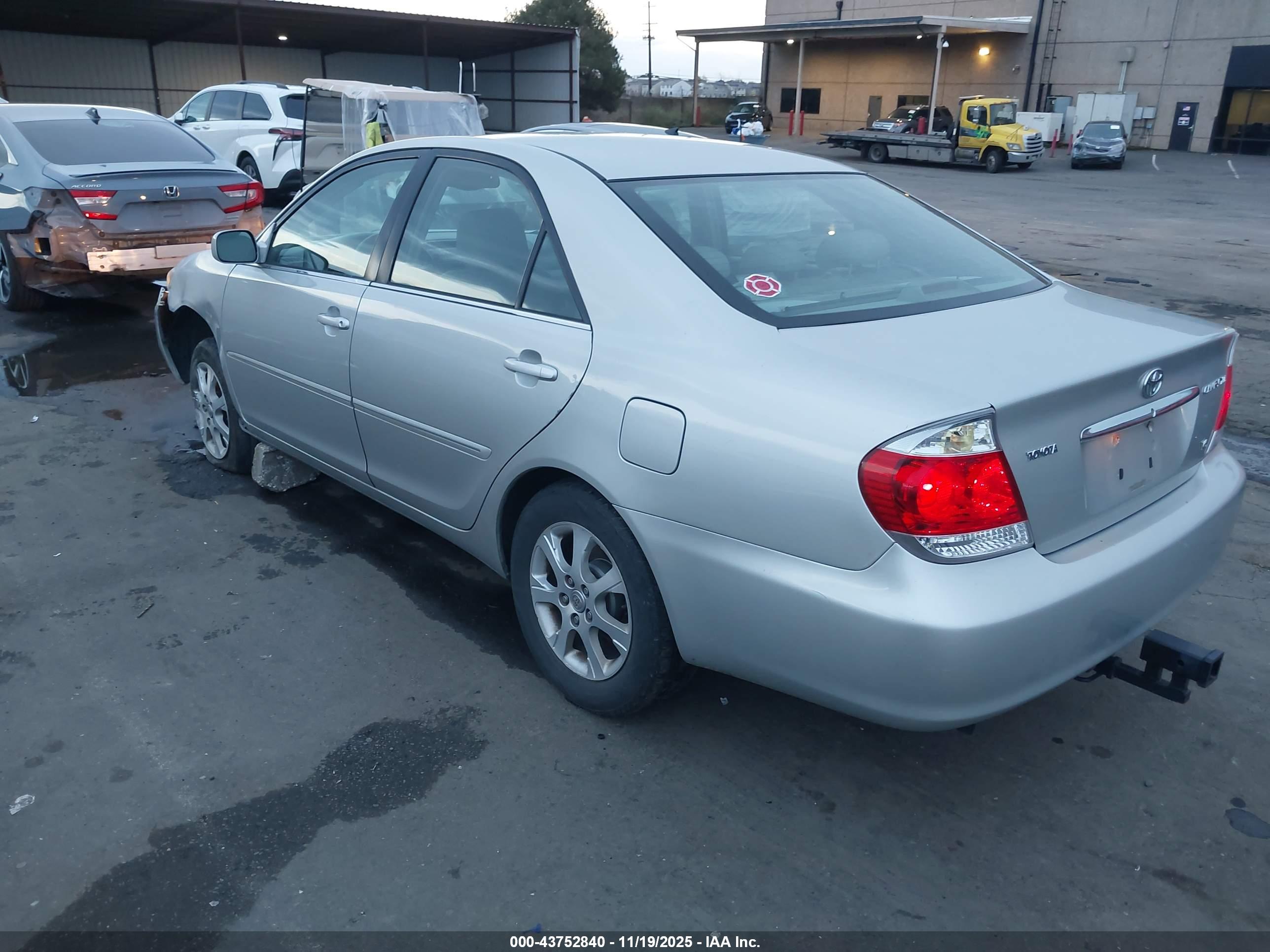 TOYOTA CAMRY image 3