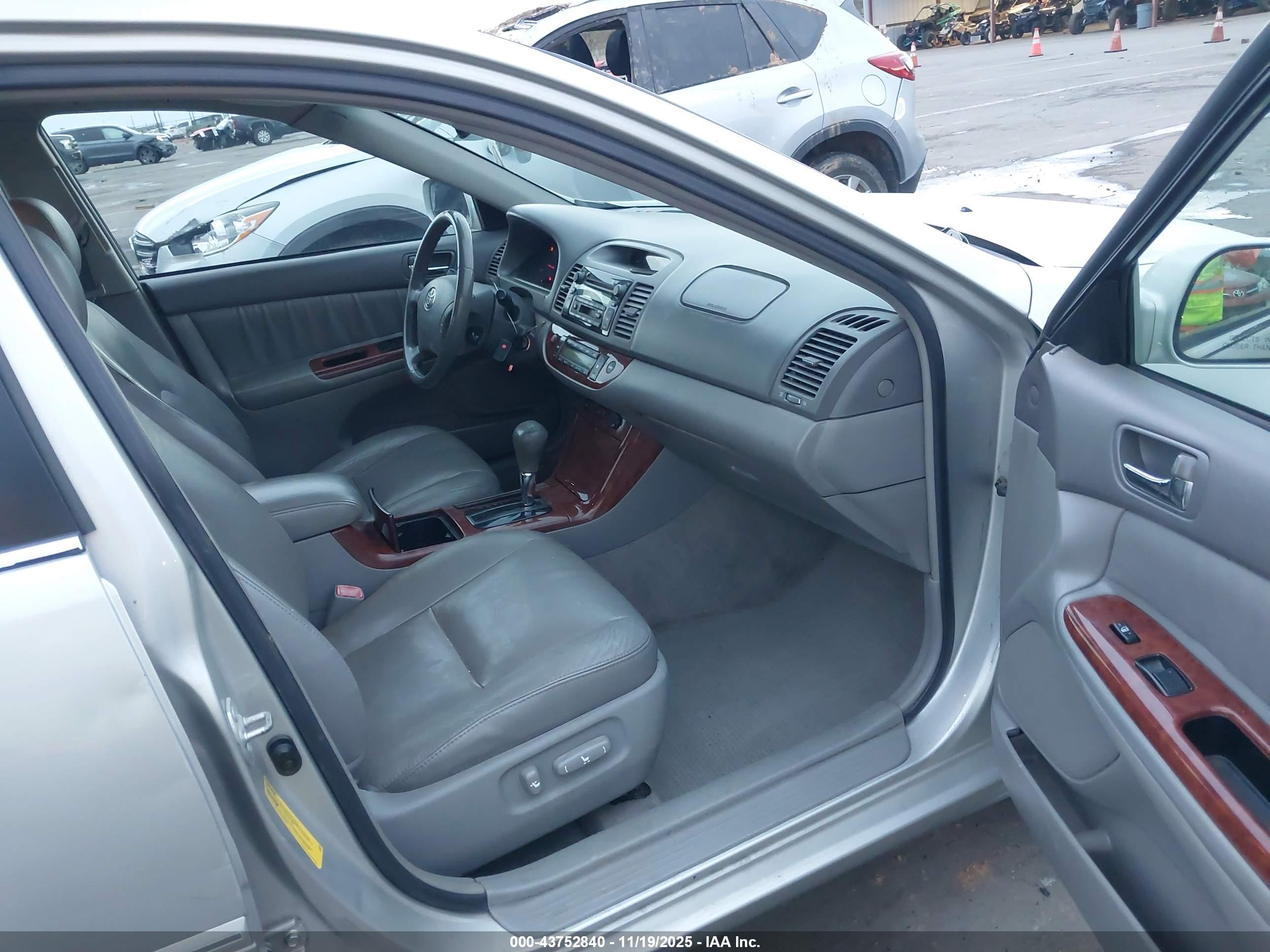 TOYOTA CAMRY image 5
