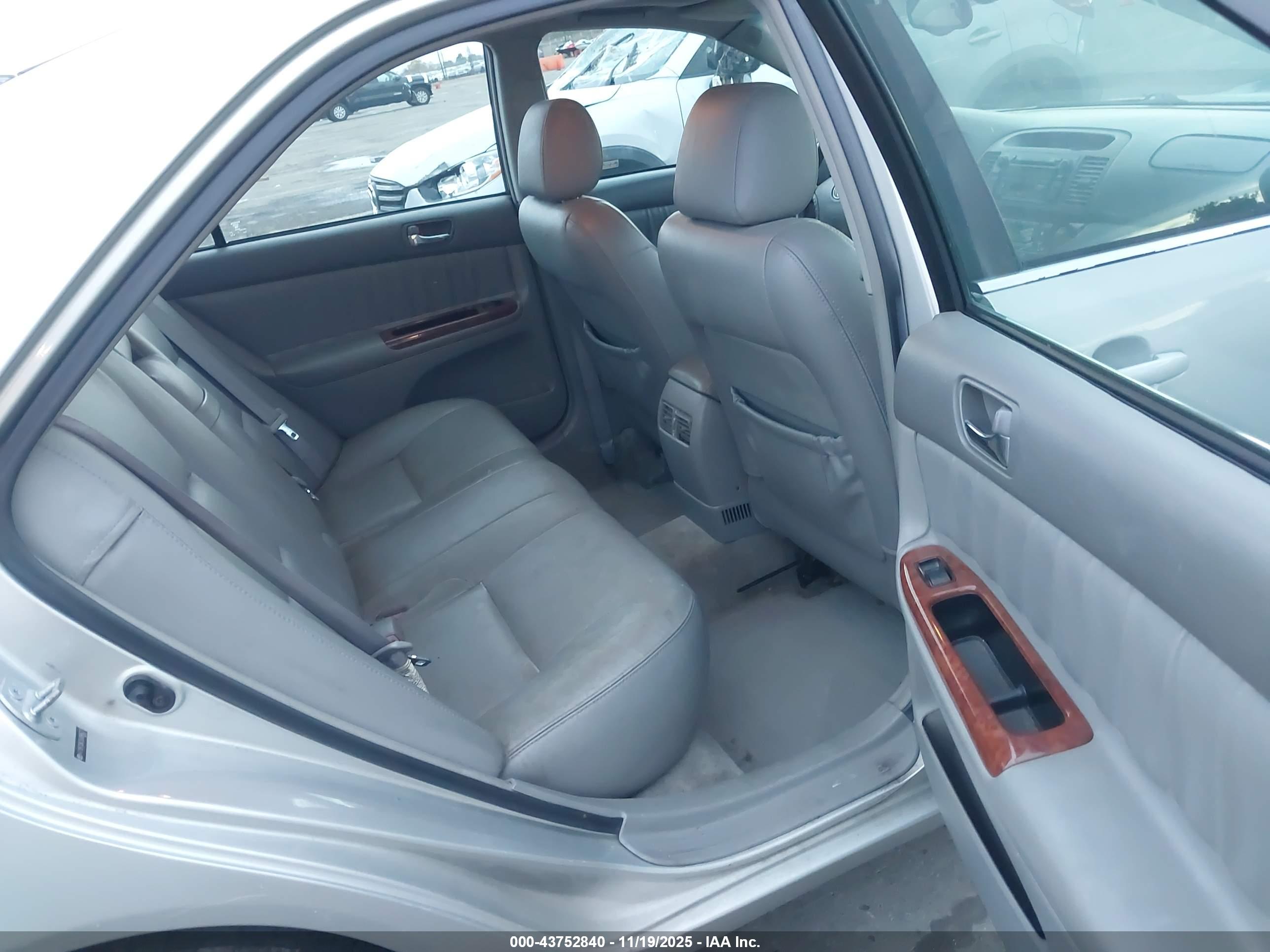 TOYOTA CAMRY image 8
