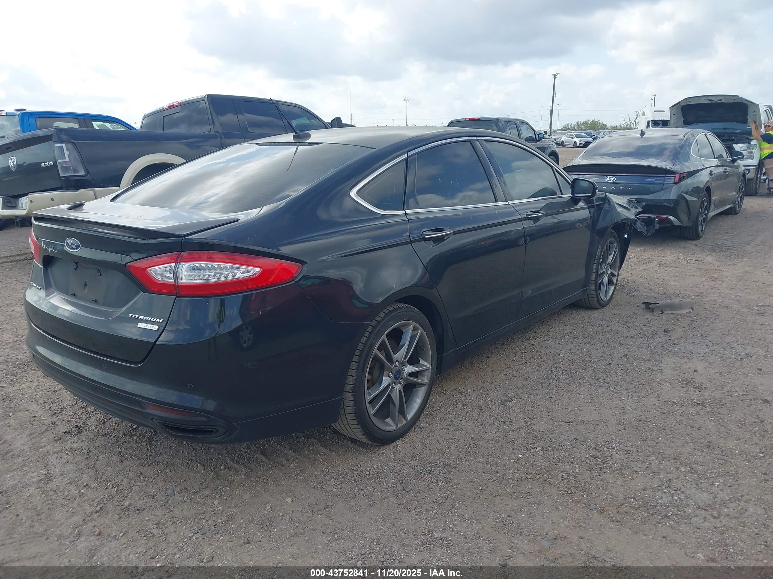 FORD FUSION image 4