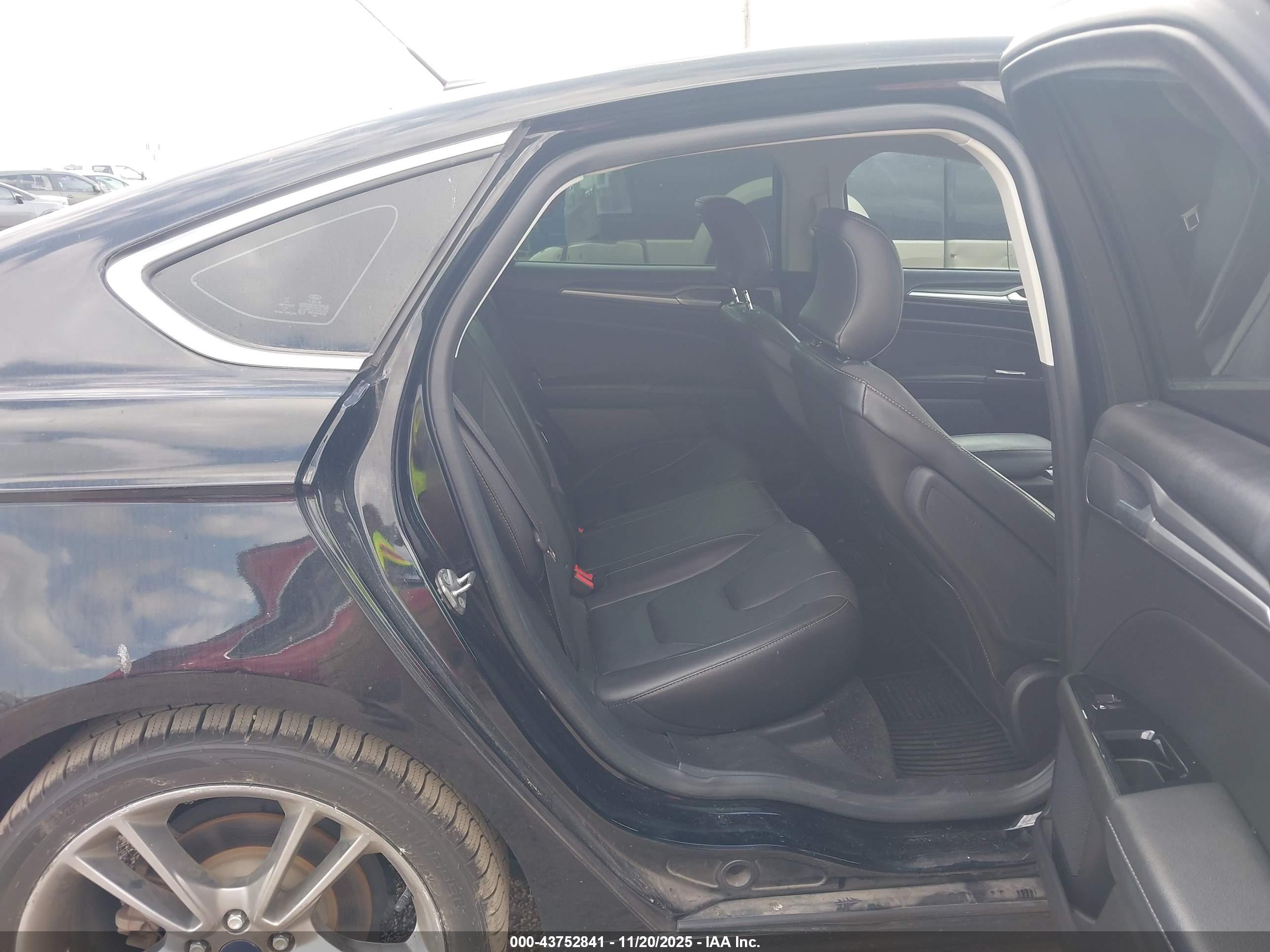 FORD FUSION image 8
