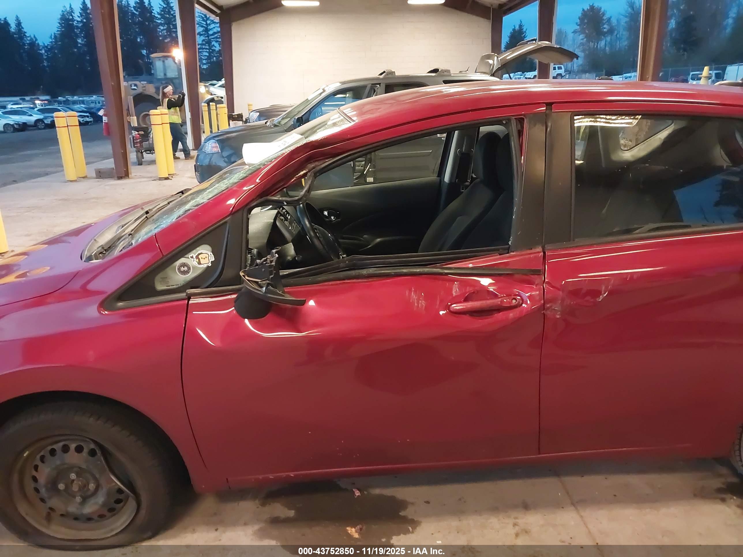 NISSAN VERSA image 6