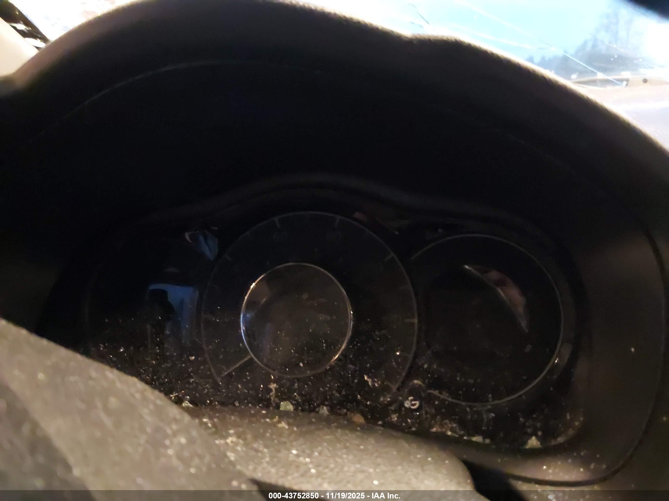 NISSAN VERSA image 7