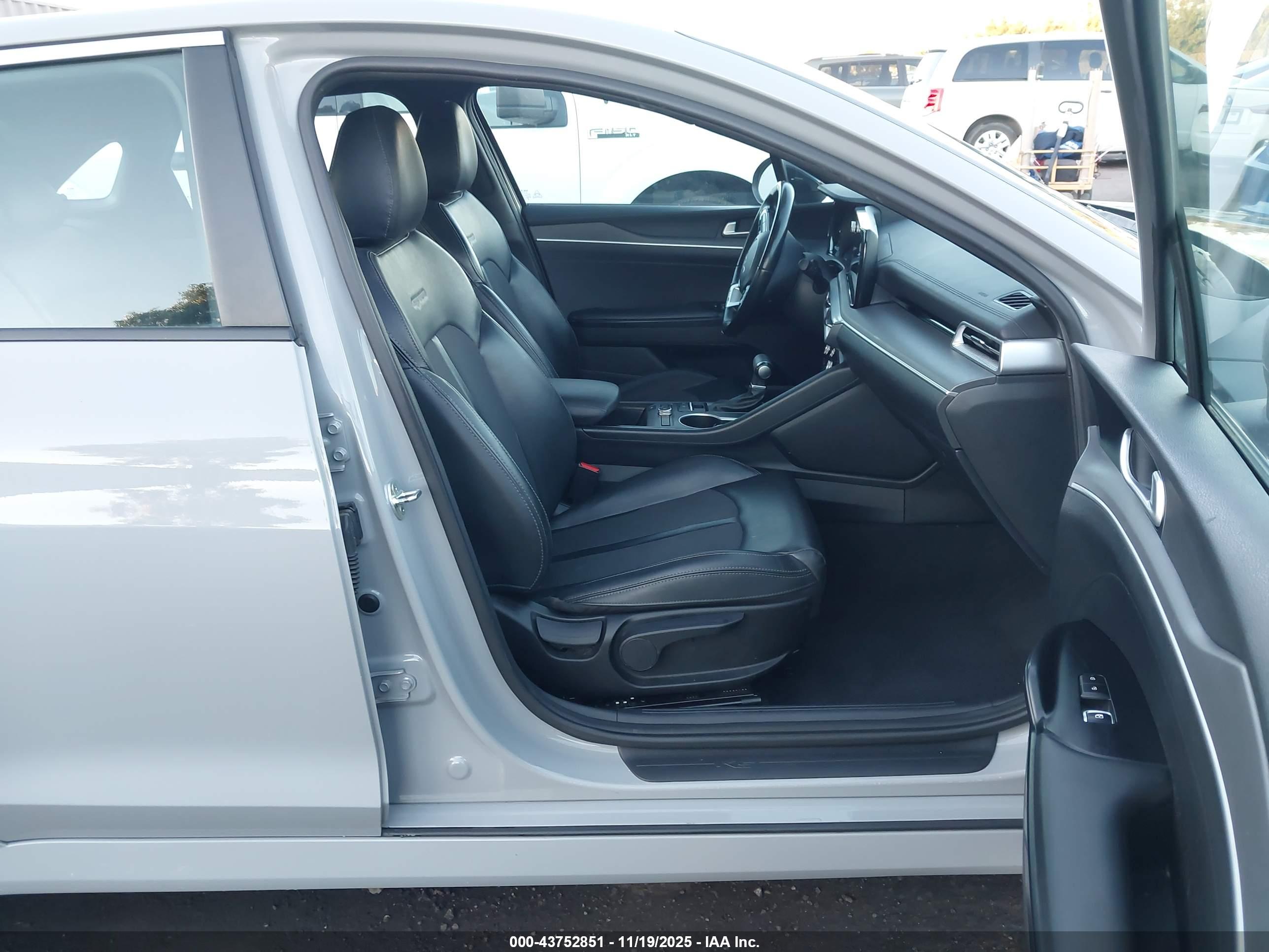 KIA K5 image 5