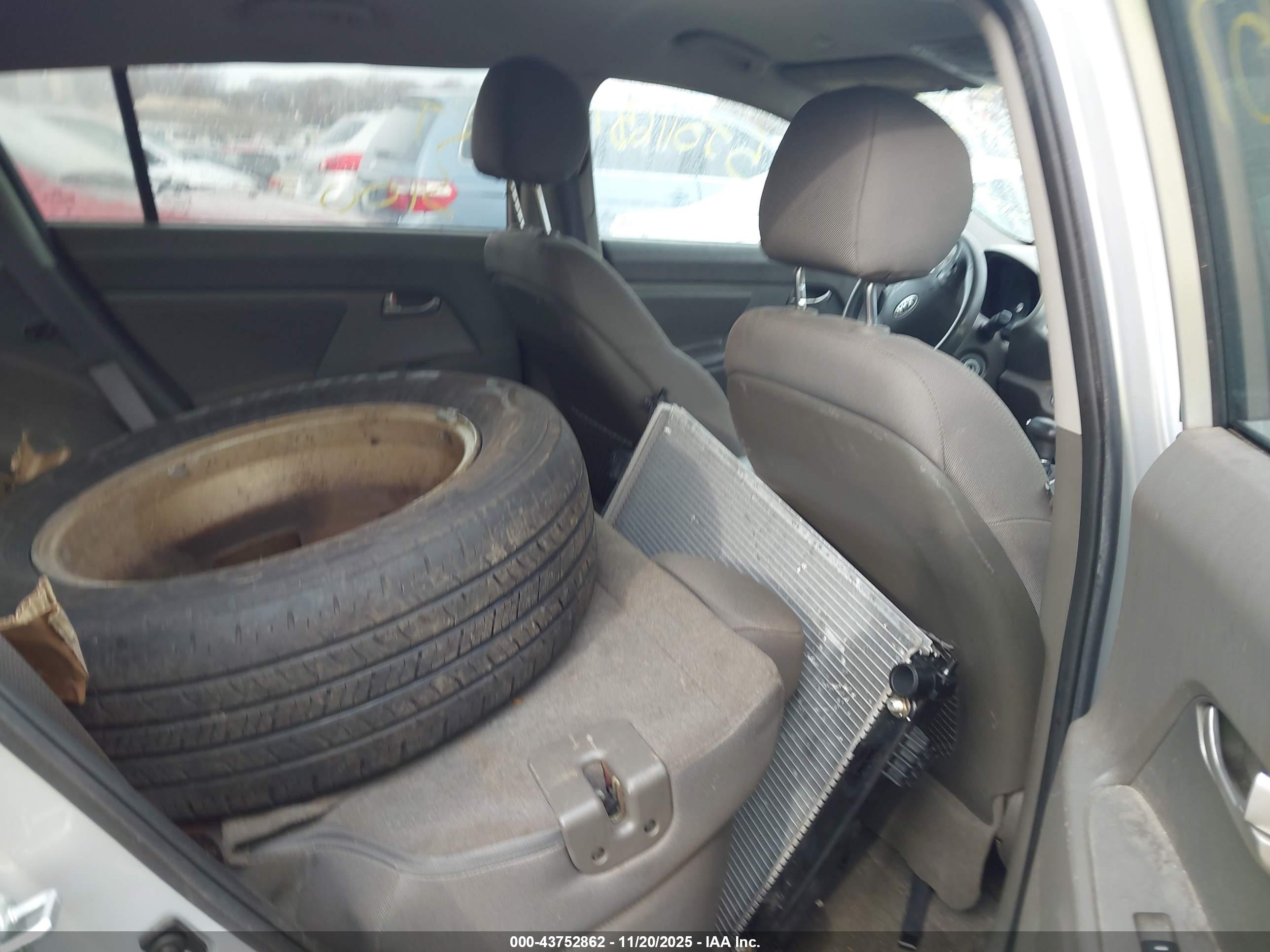 KIA SPORTAGE image 8