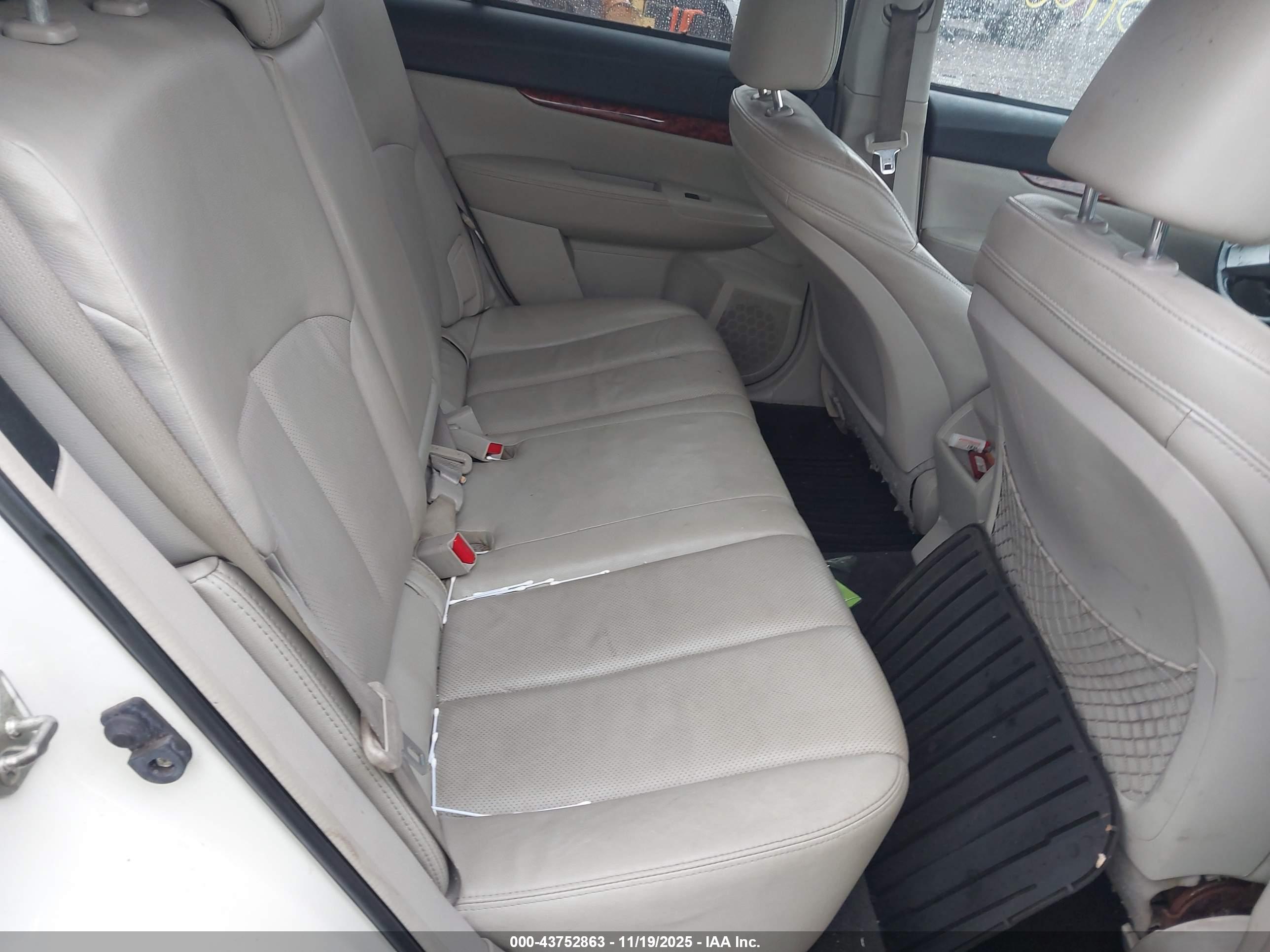 SUBARU OUTBACK image 8
