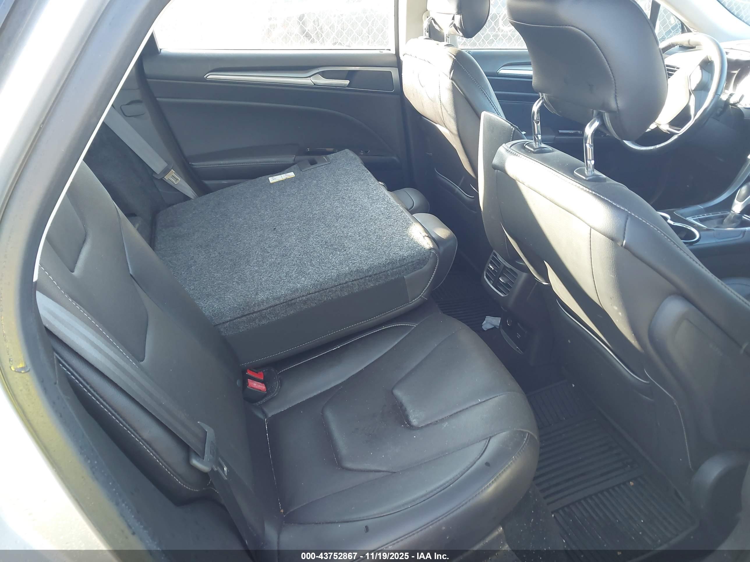 FORD FUSION image 8