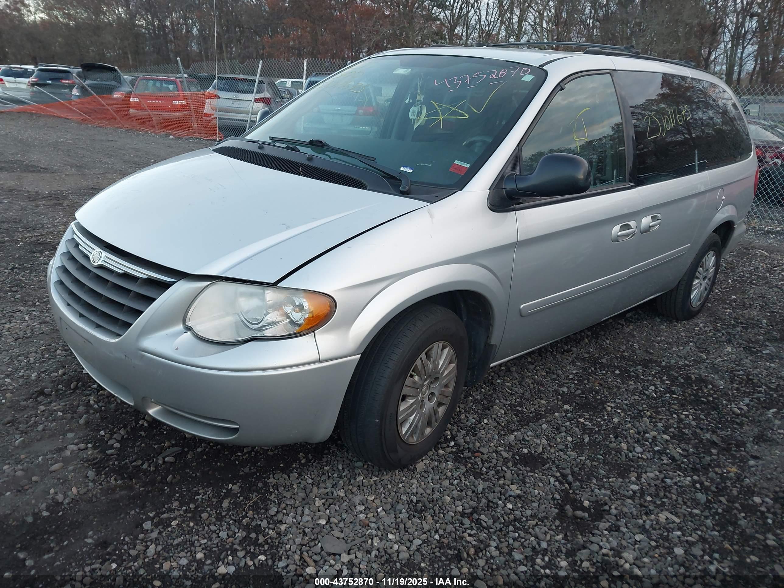 CHRYSLER TOWN image 2