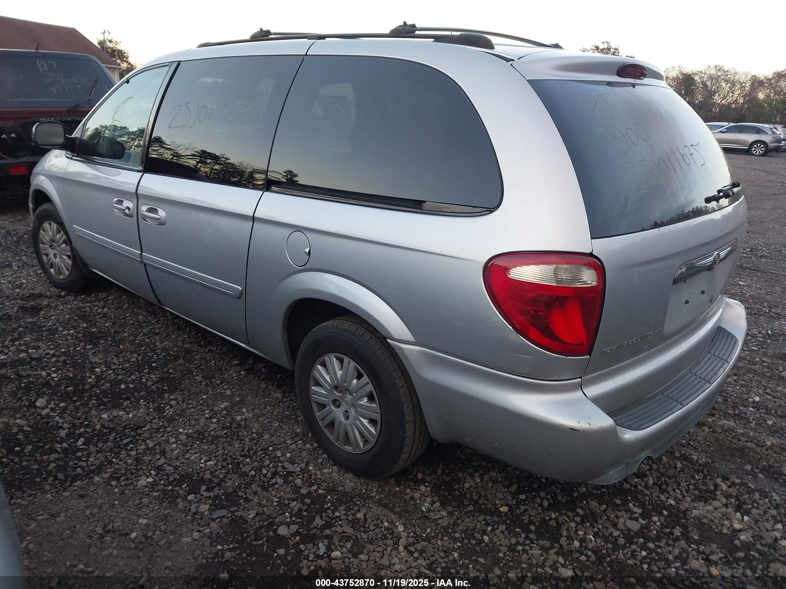 CHRYSLER TOWN image 3