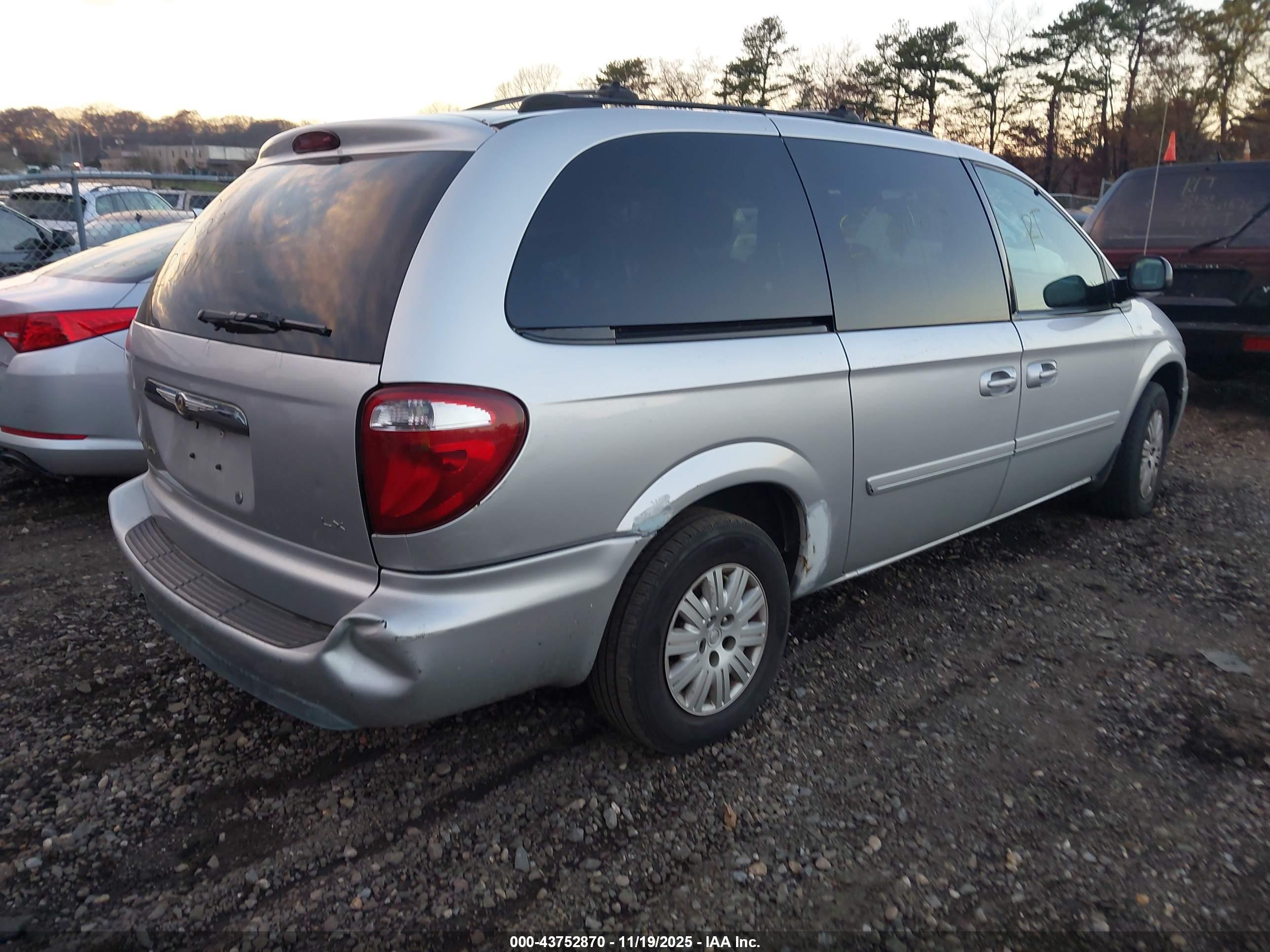 CHRYSLER TOWN image 4