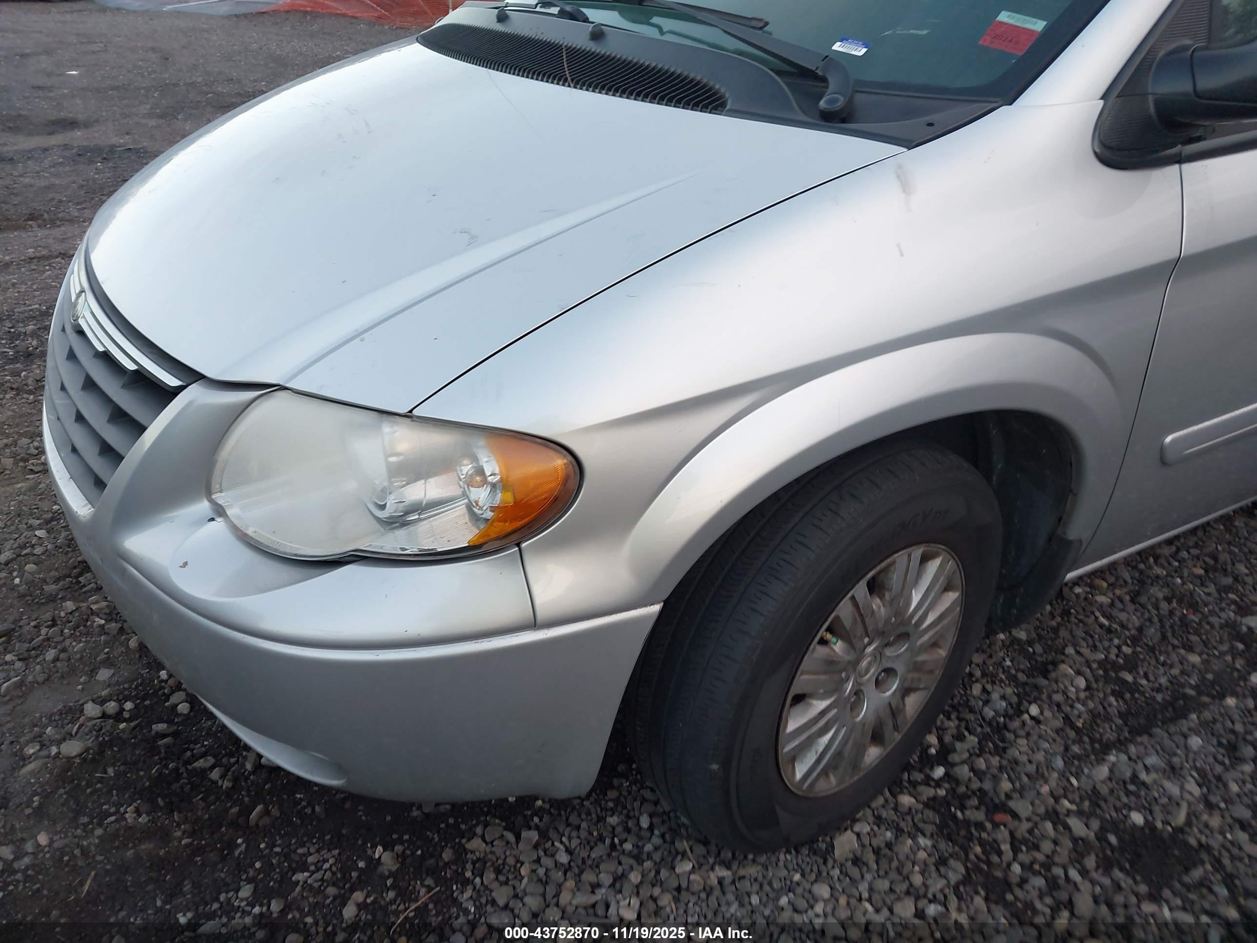 CHRYSLER TOWN image 6