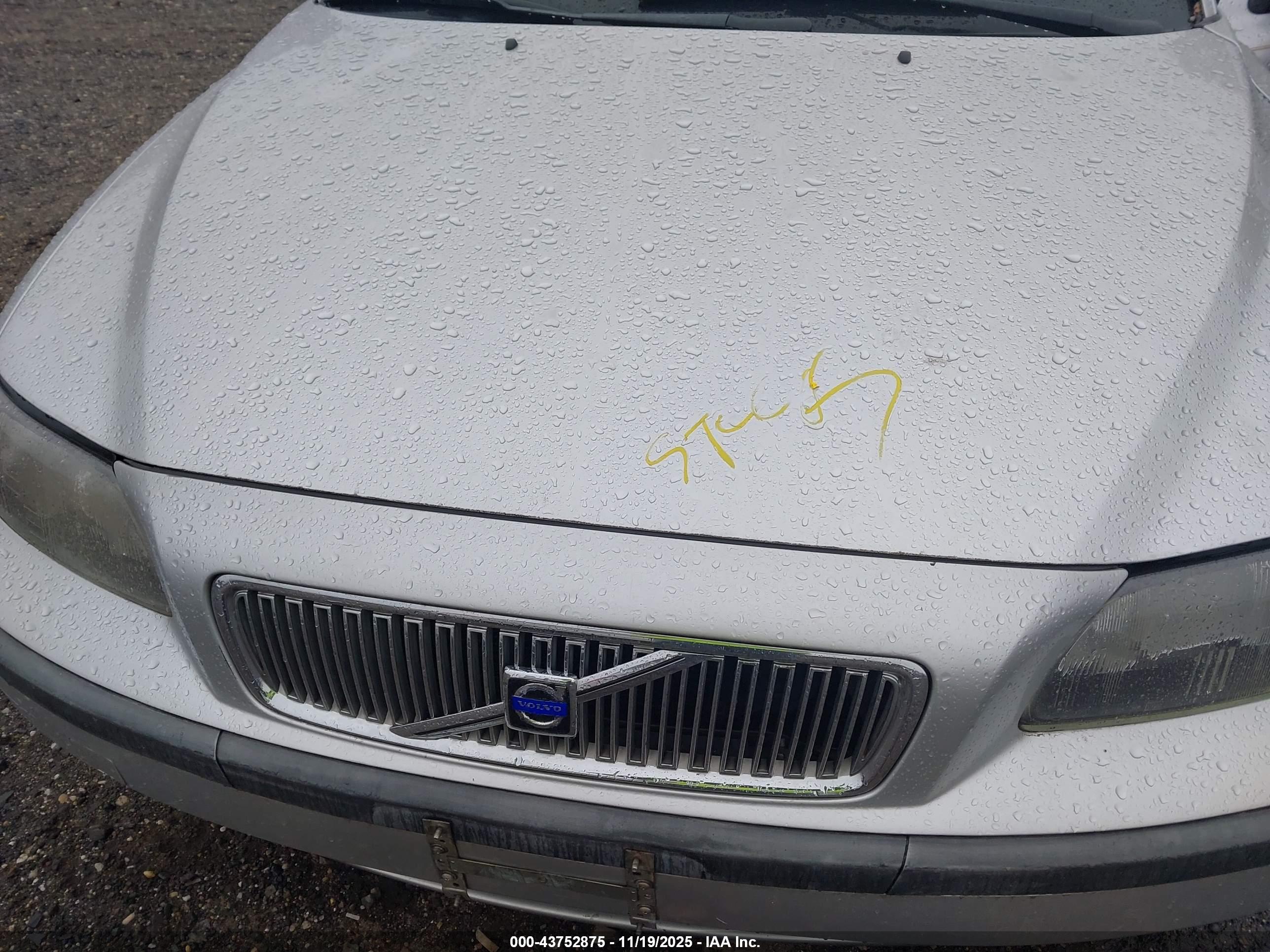 VOLVO V70 image 10