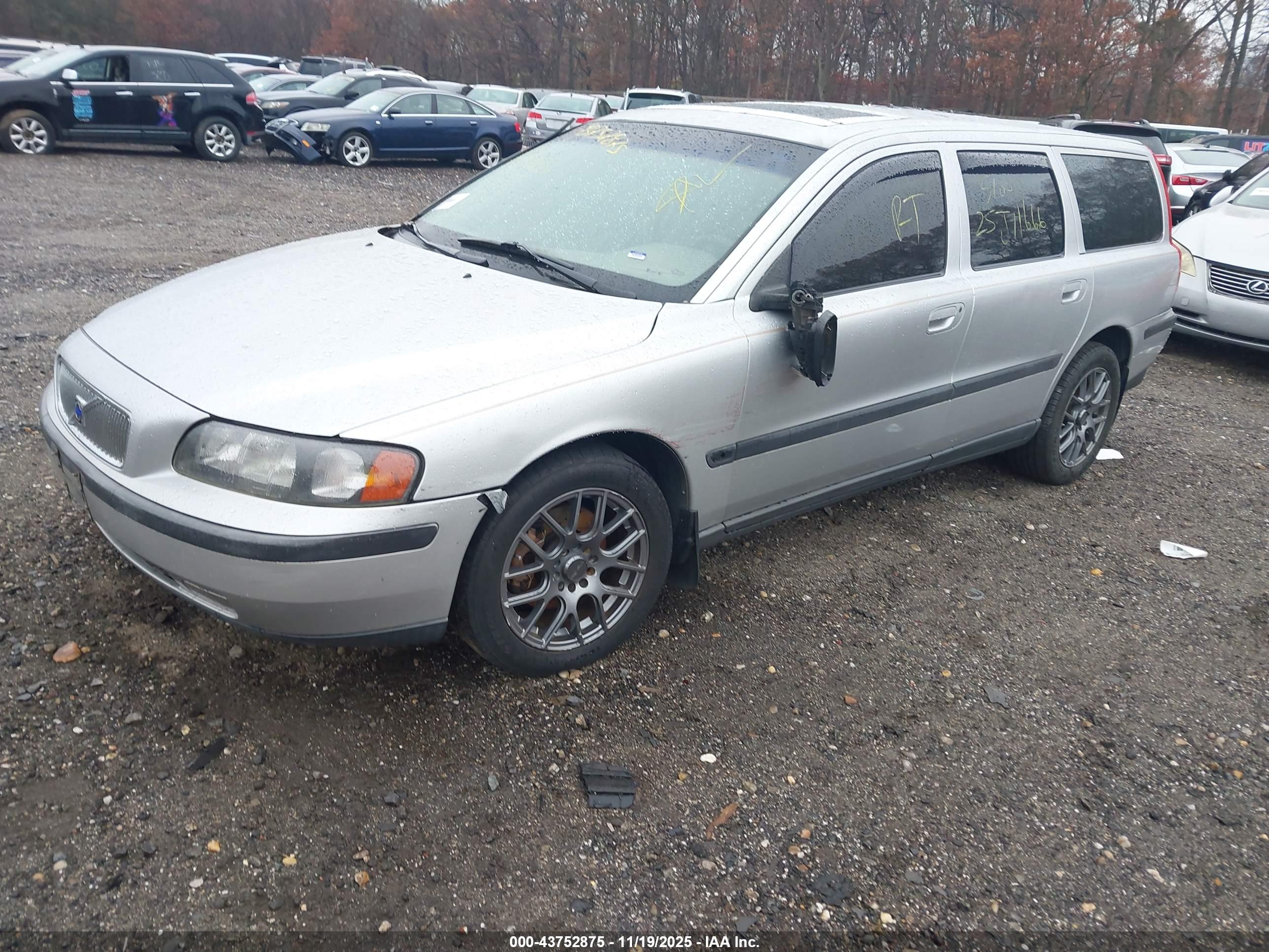 VOLVO V70 image 2