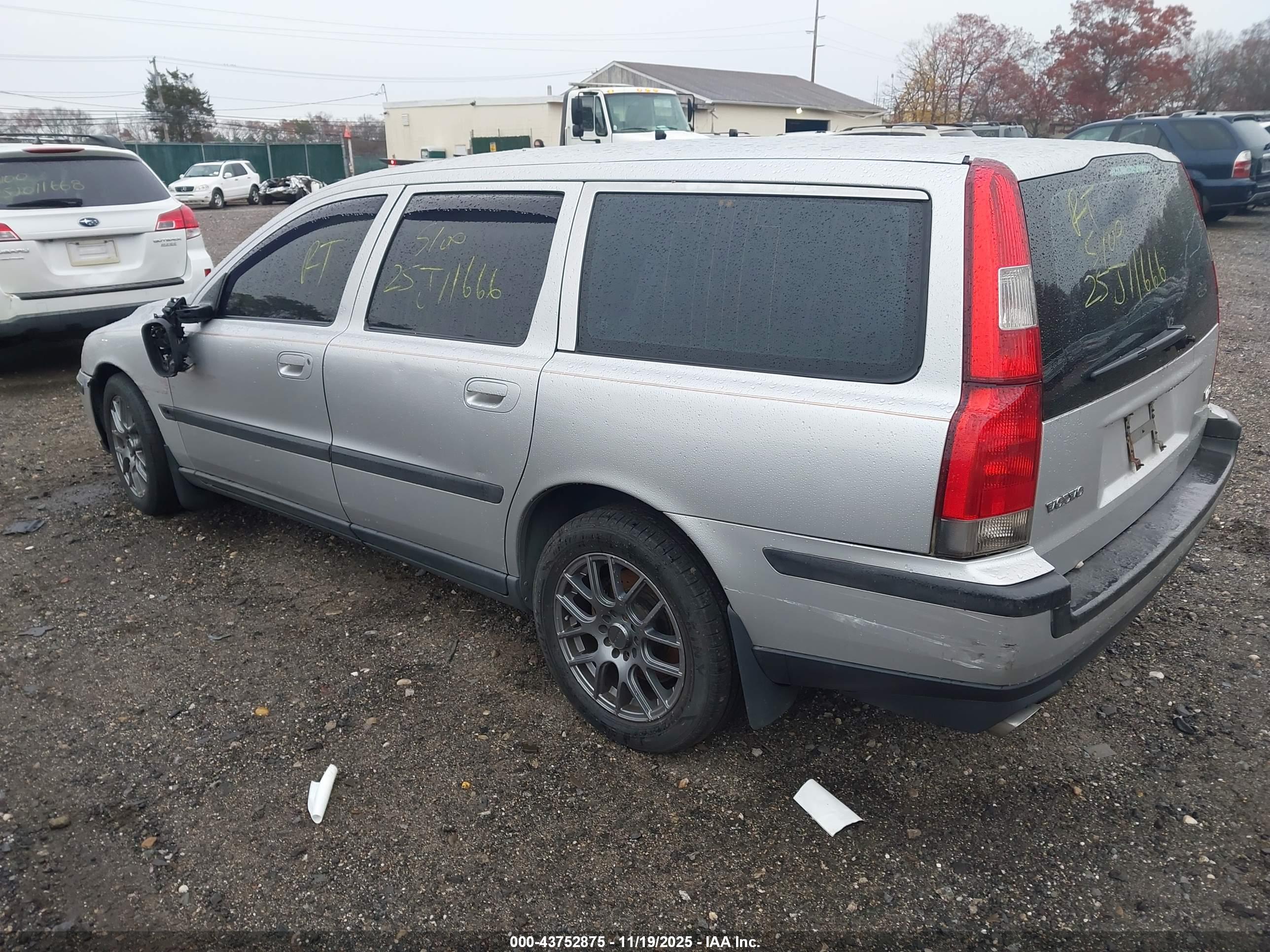VOLVO V70 image 3