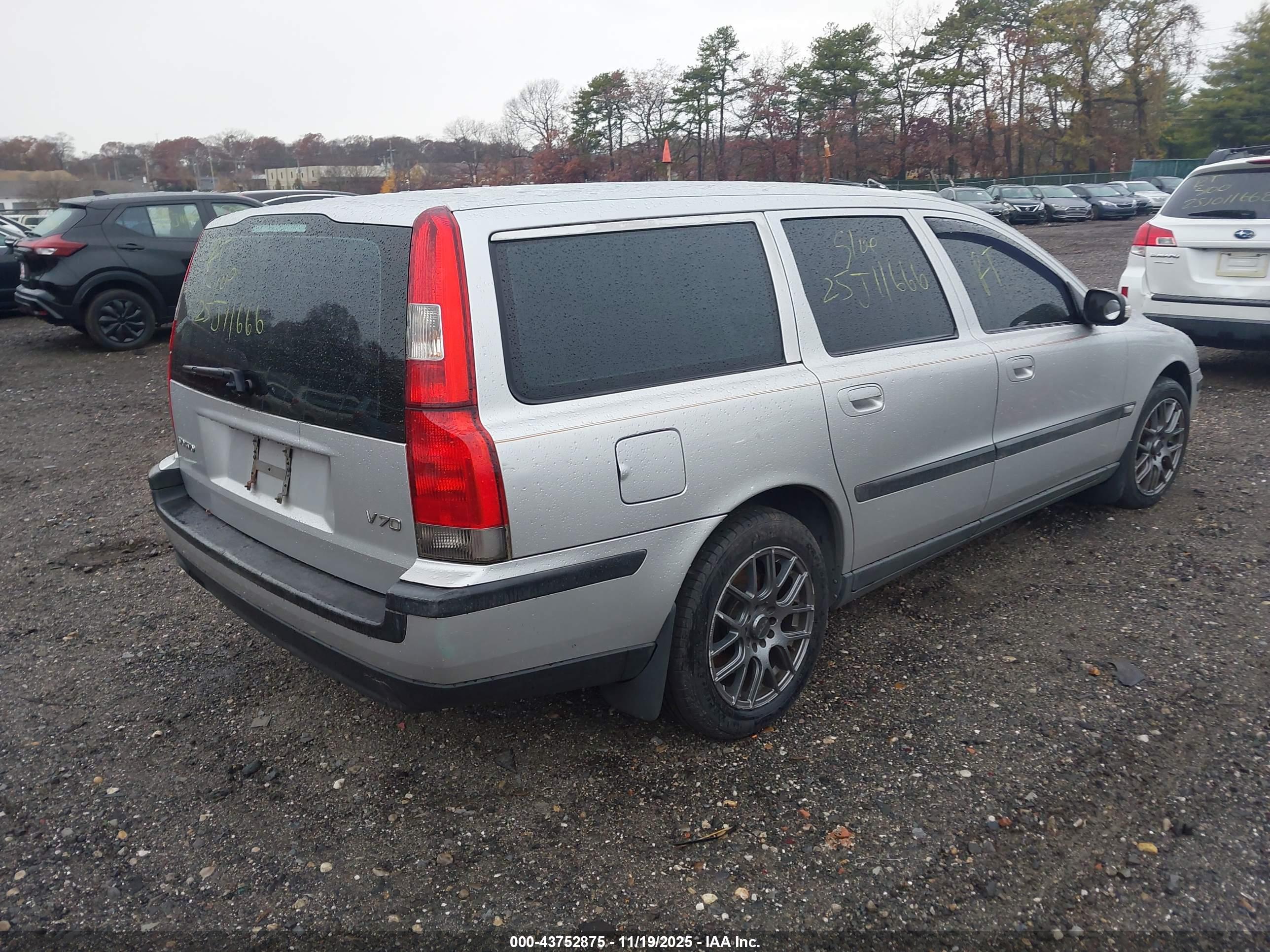 VOLVO V70 image 4