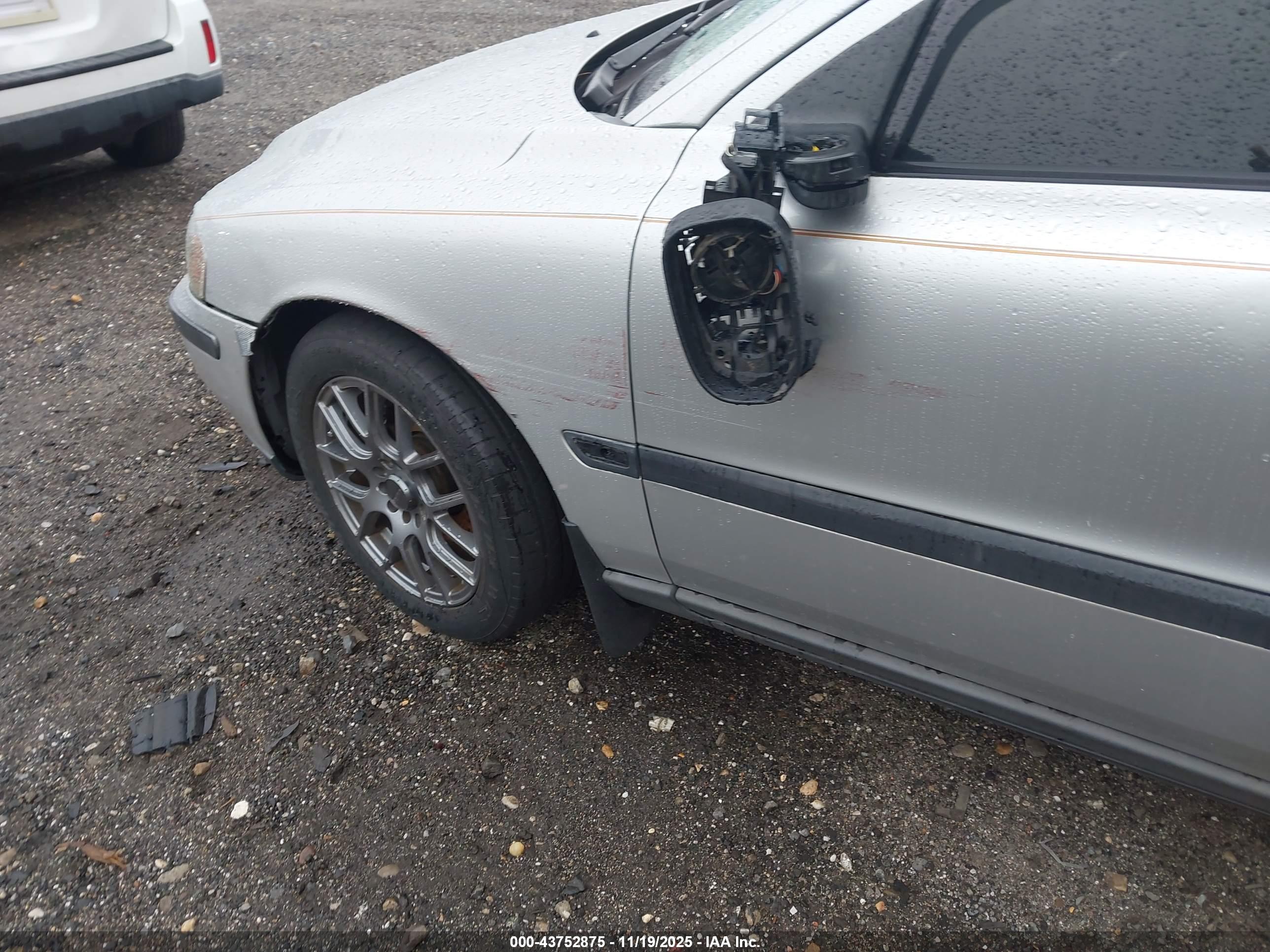 VOLVO V70 image 6