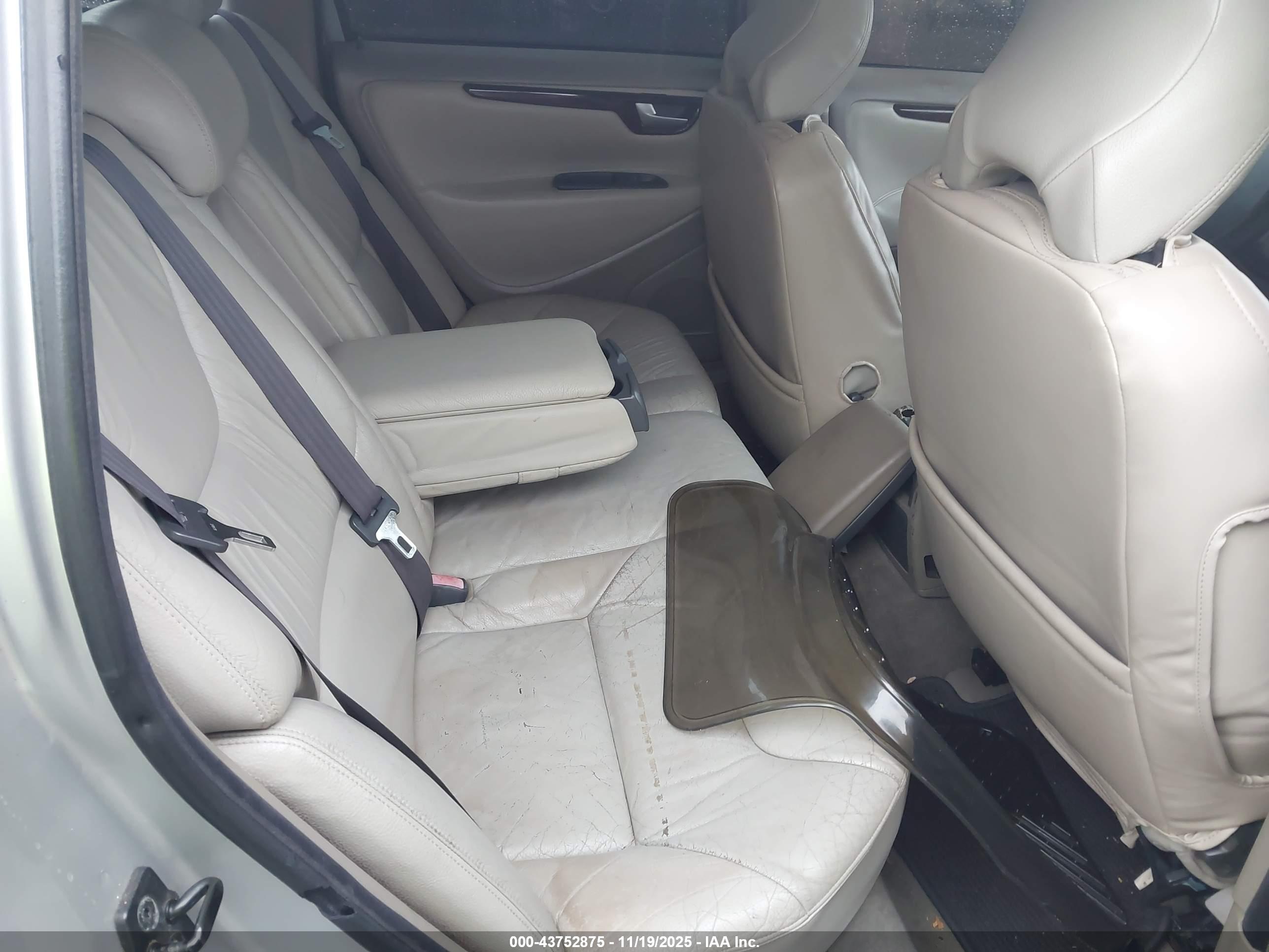 VOLVO V70 image 8