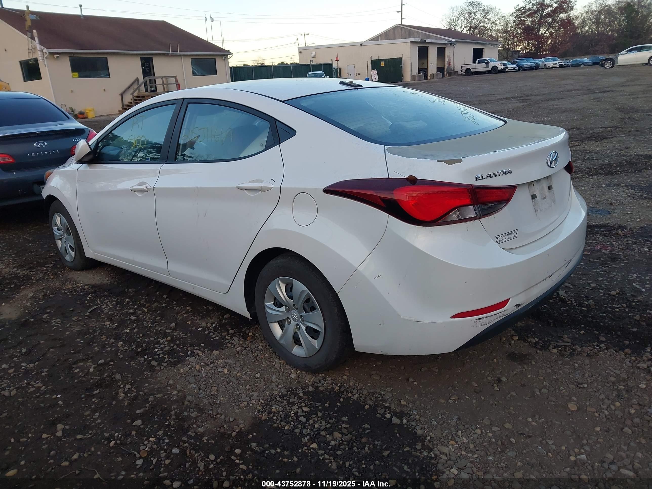 HYUNDAI ELANTRA image 3