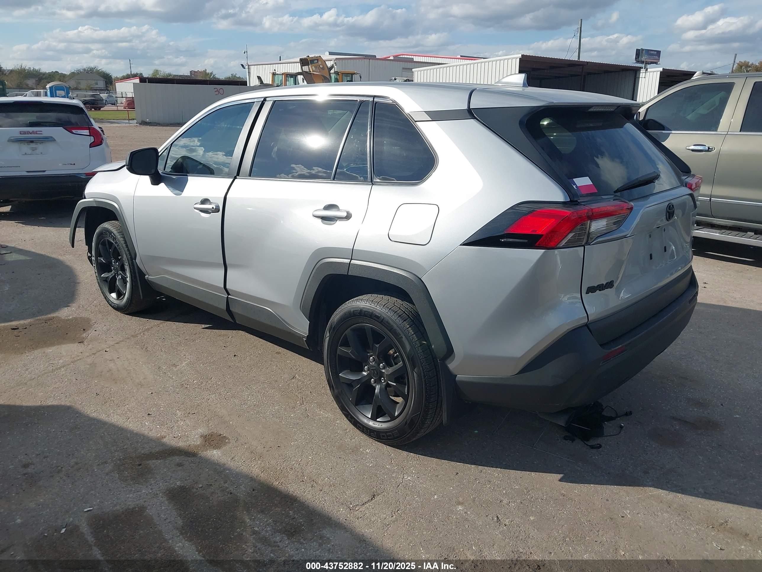 TOYOTA RAV4 image 3