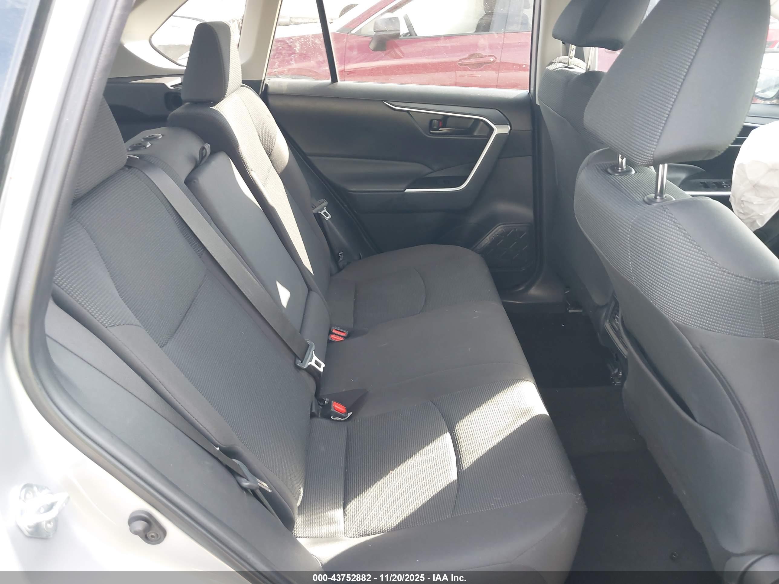 TOYOTA RAV4 image 8