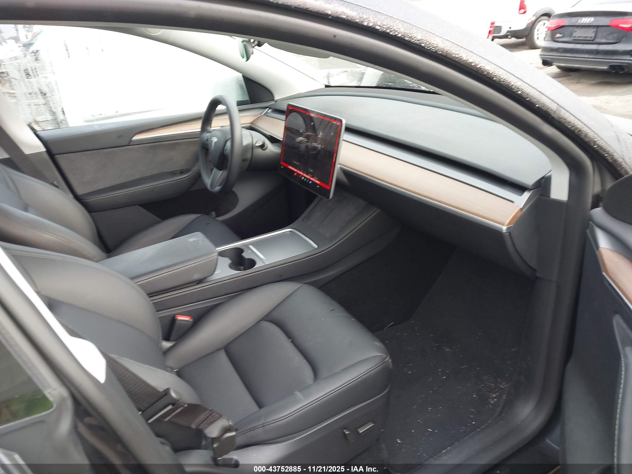 TESLA MODEL image 5