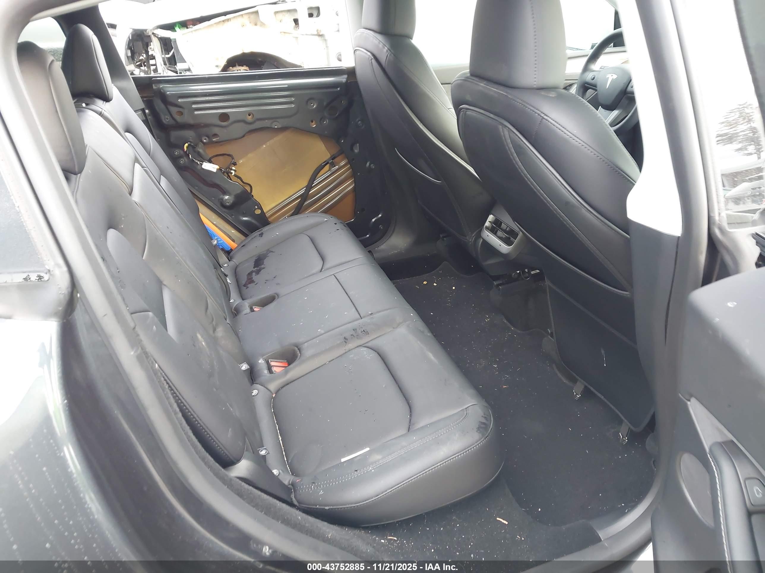 TESLA MODEL image 8