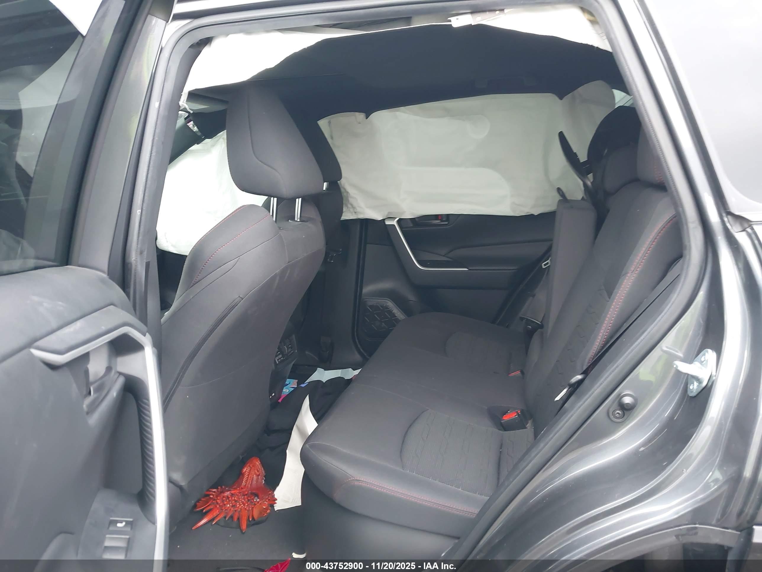 TOYOTA RAV4 image 8