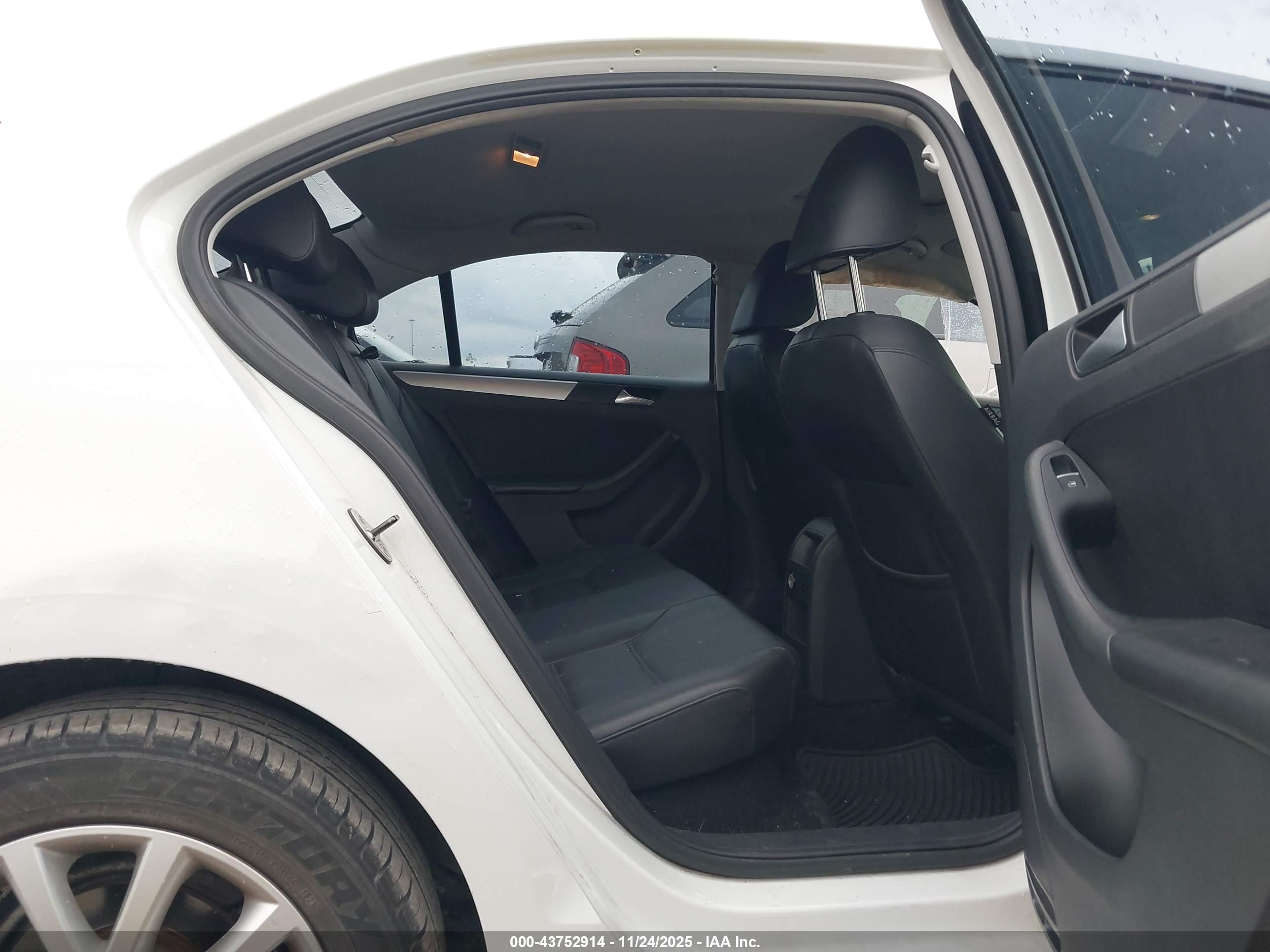 VOLKSWAGEN JETTA image 8