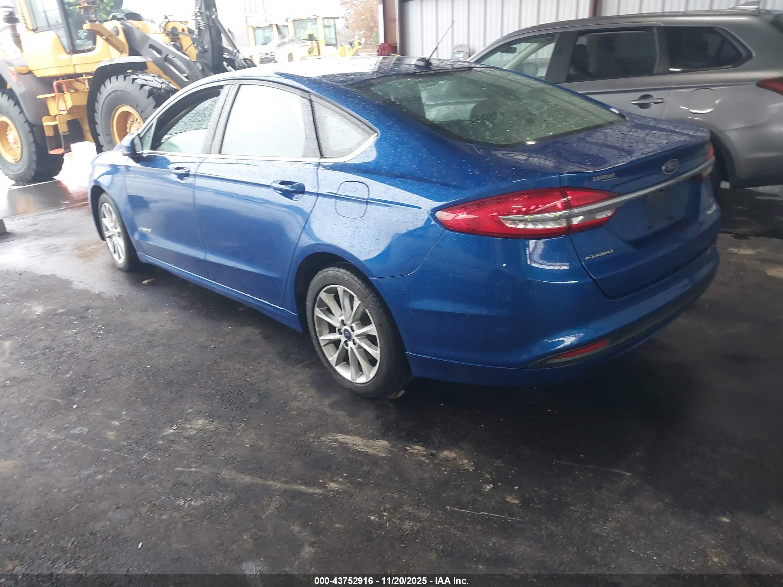 FORD FUSION image 3