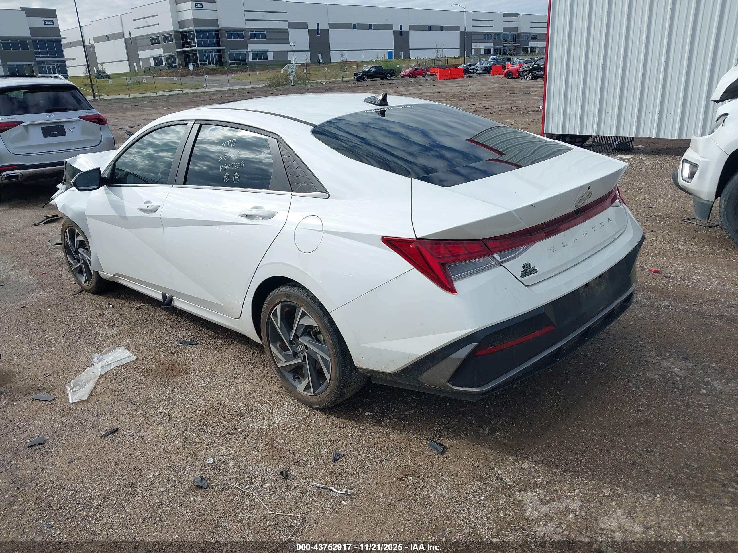 HYUNDAI ELANTRA image 3