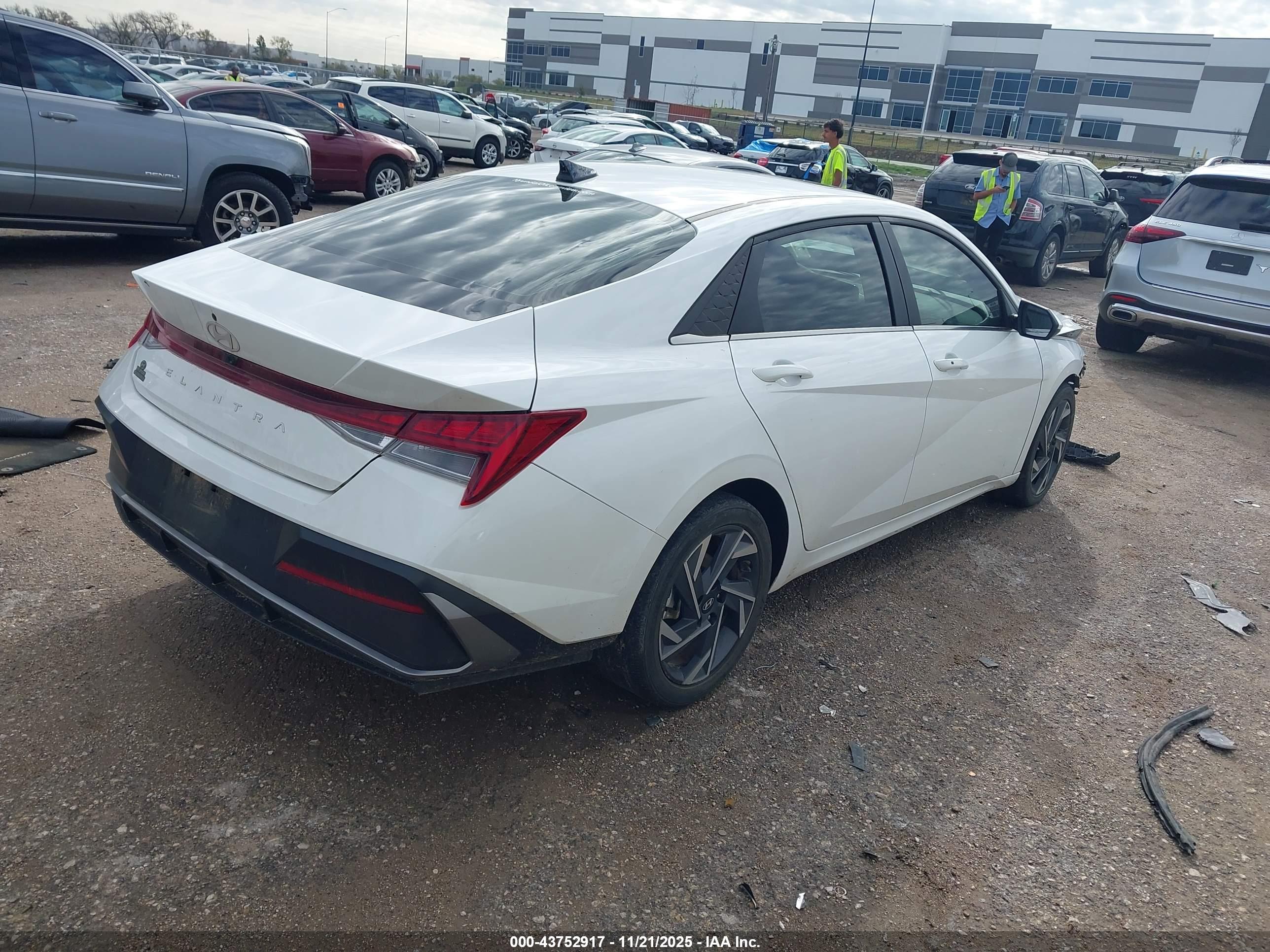 HYUNDAI ELANTRA image 4