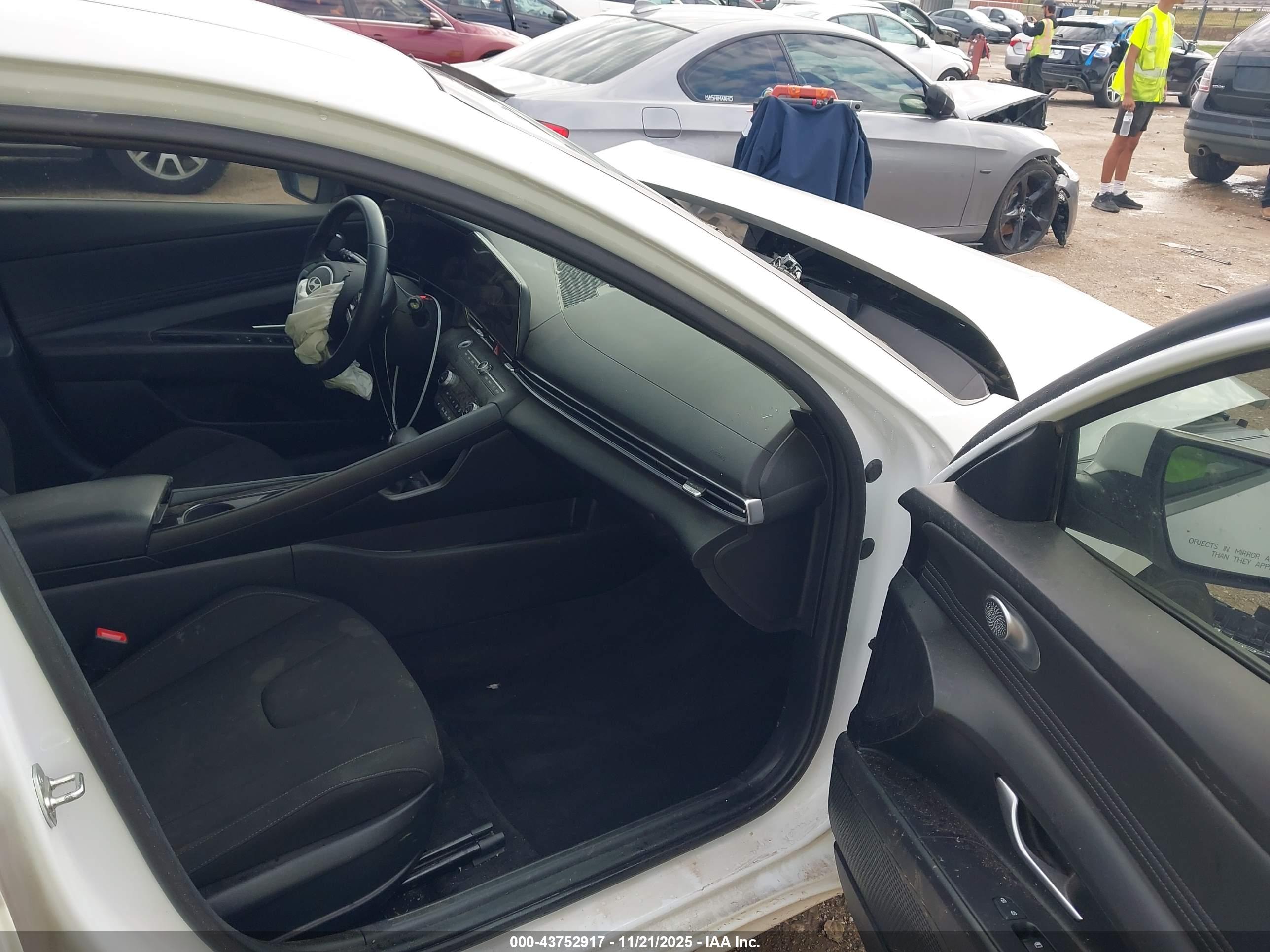 HYUNDAI ELANTRA image 5