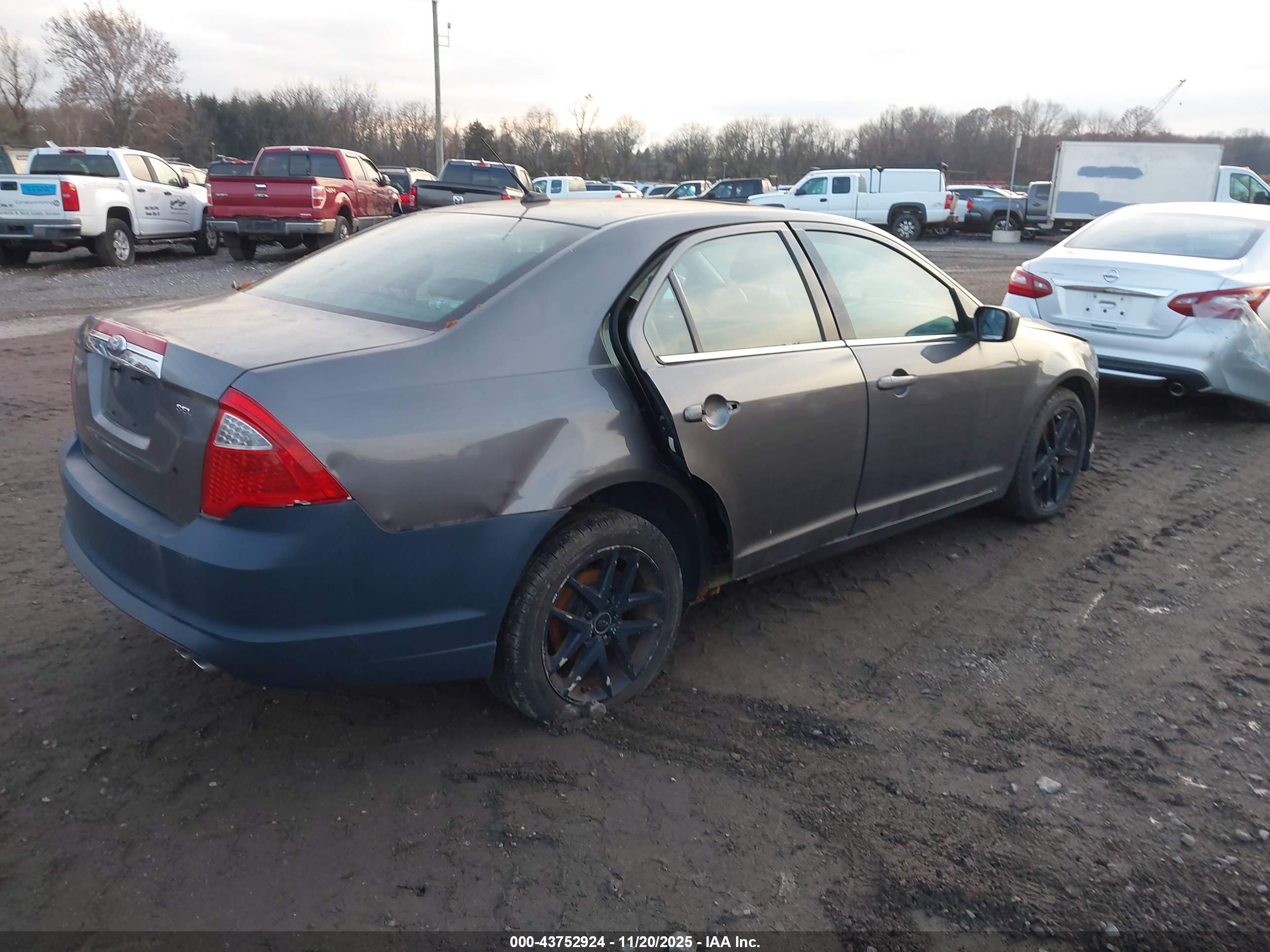 FORD FUSION image 4