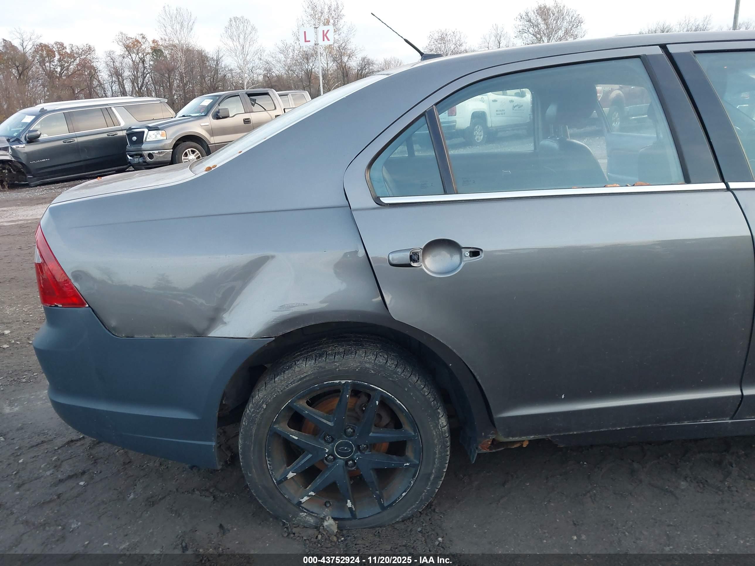 FORD FUSION image 6