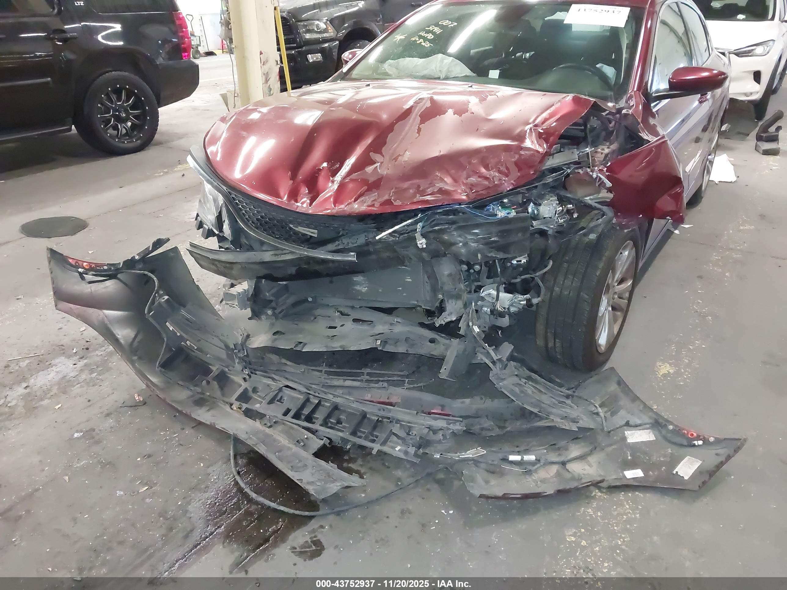 CHRYSLER 200 image 6