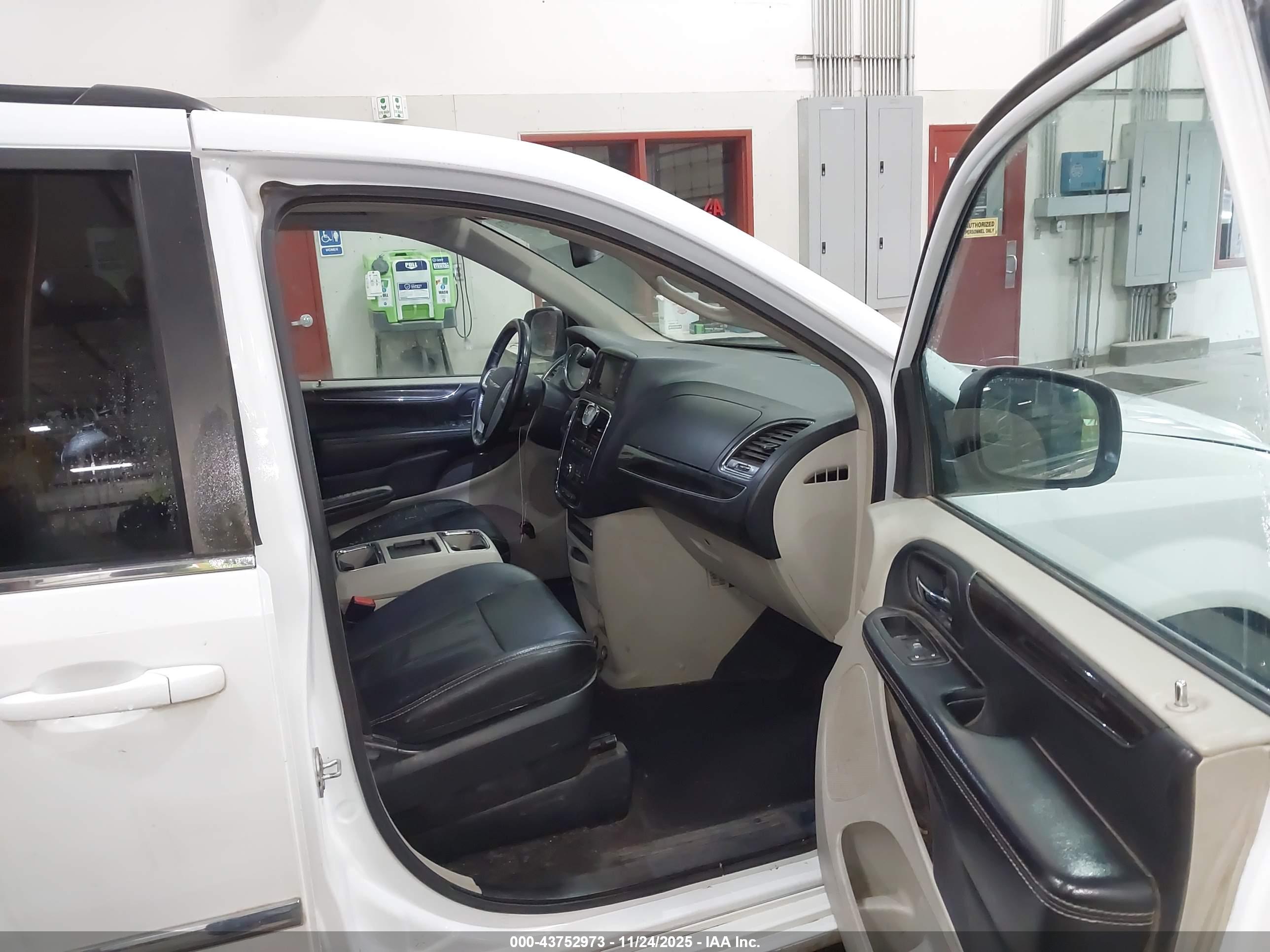 CHRYSLER TOWN image 5