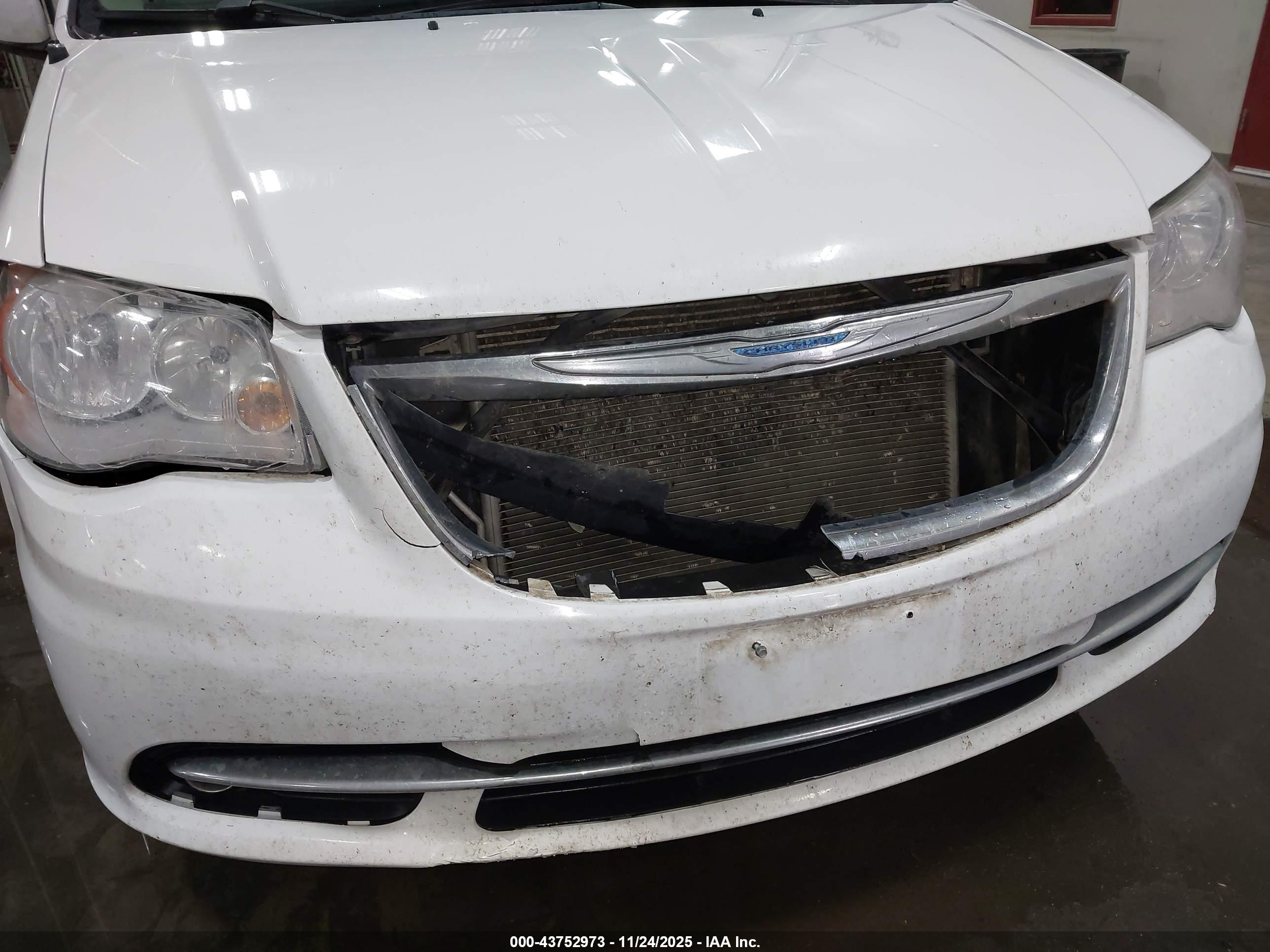 CHRYSLER TOWN image 6