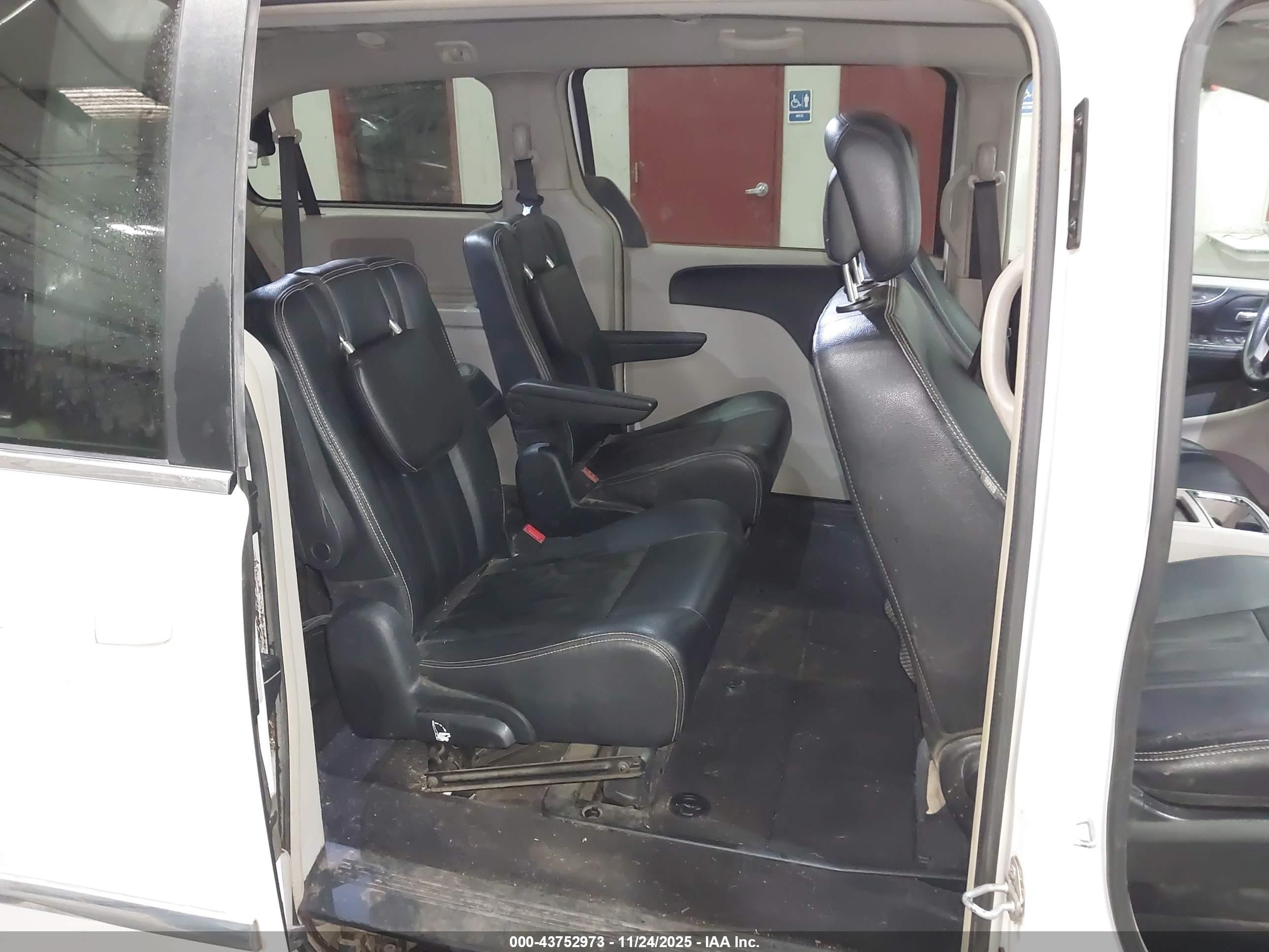 CHRYSLER TOWN image 8