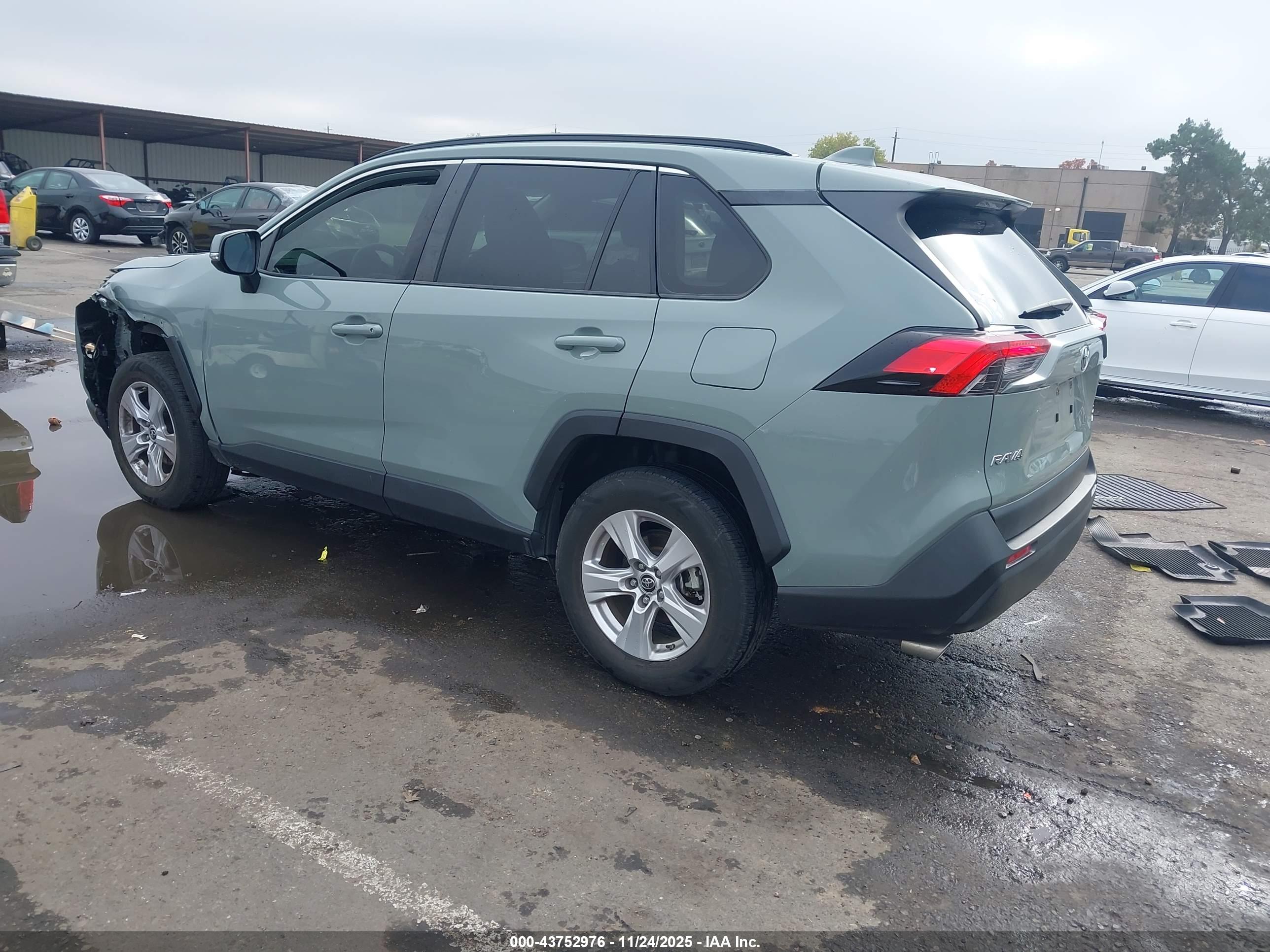 TOYOTA RAV4 image 3