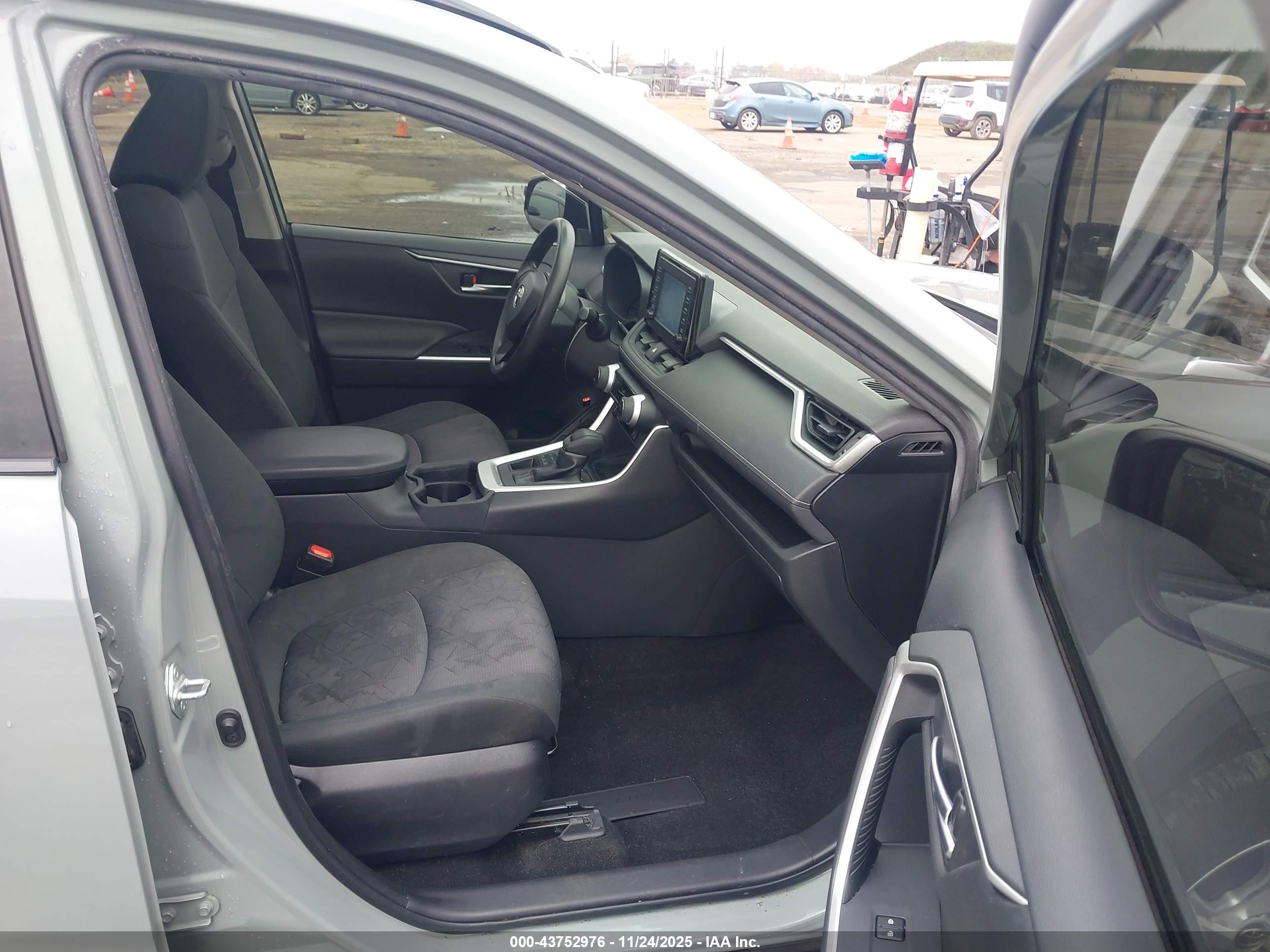 TOYOTA RAV4 image 5