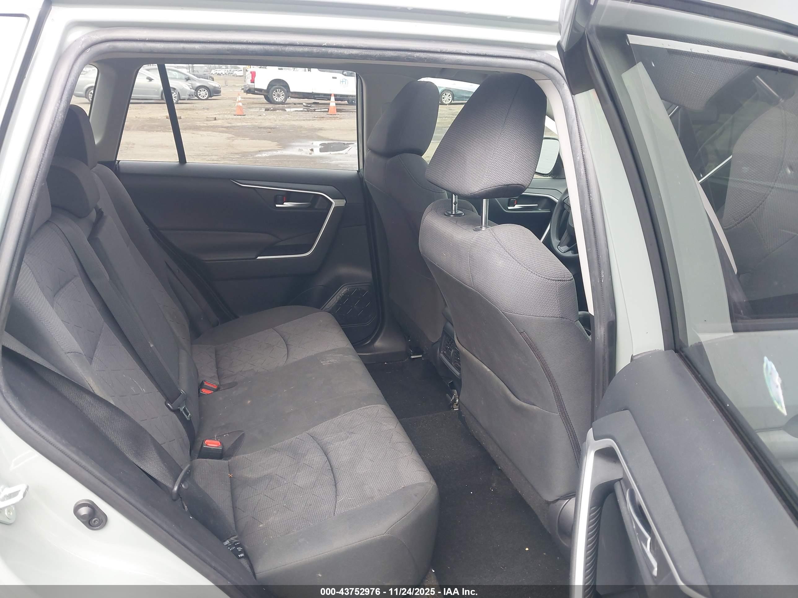 TOYOTA RAV4 image 8