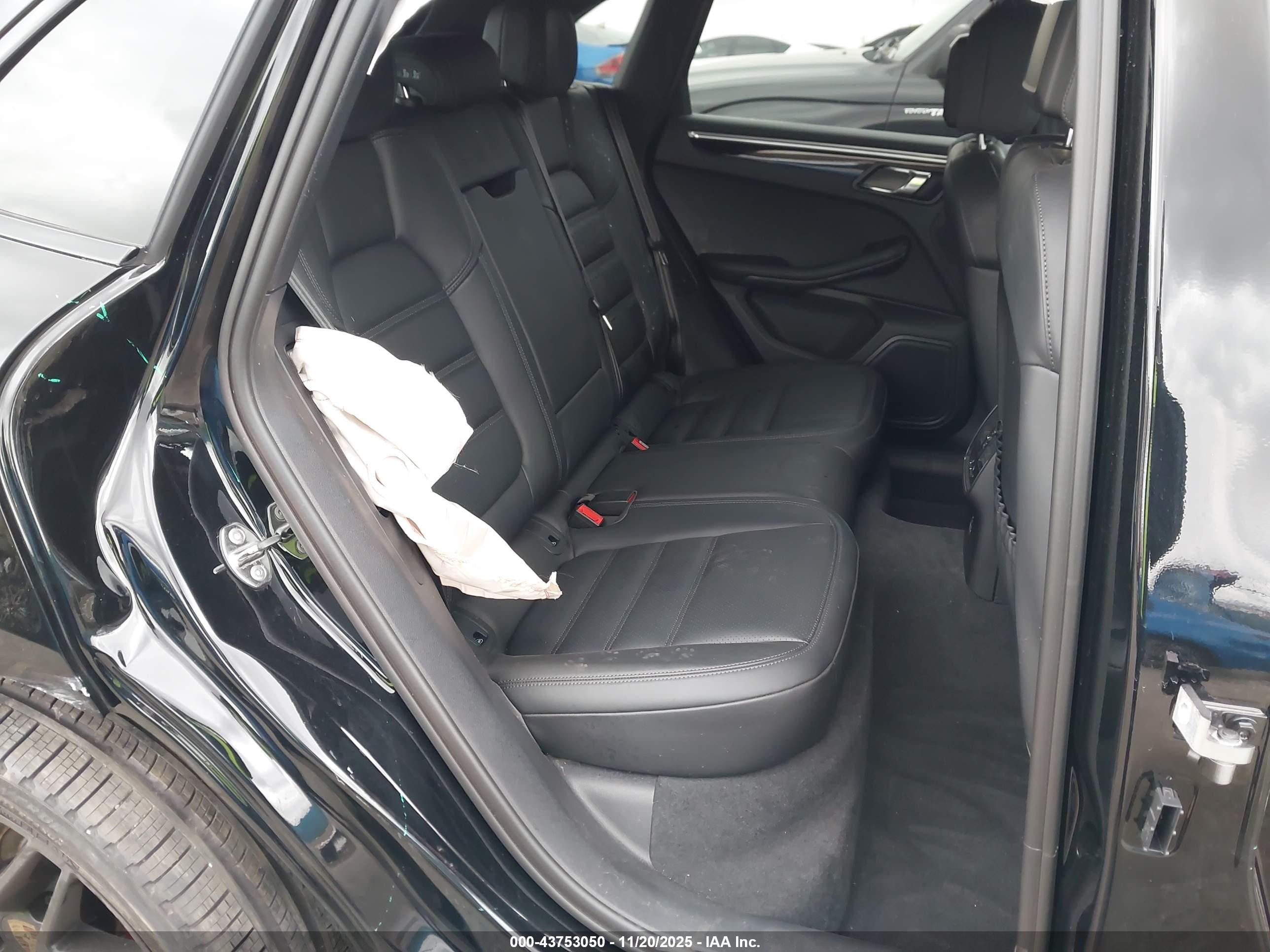 PORSCHE MACAN image 8