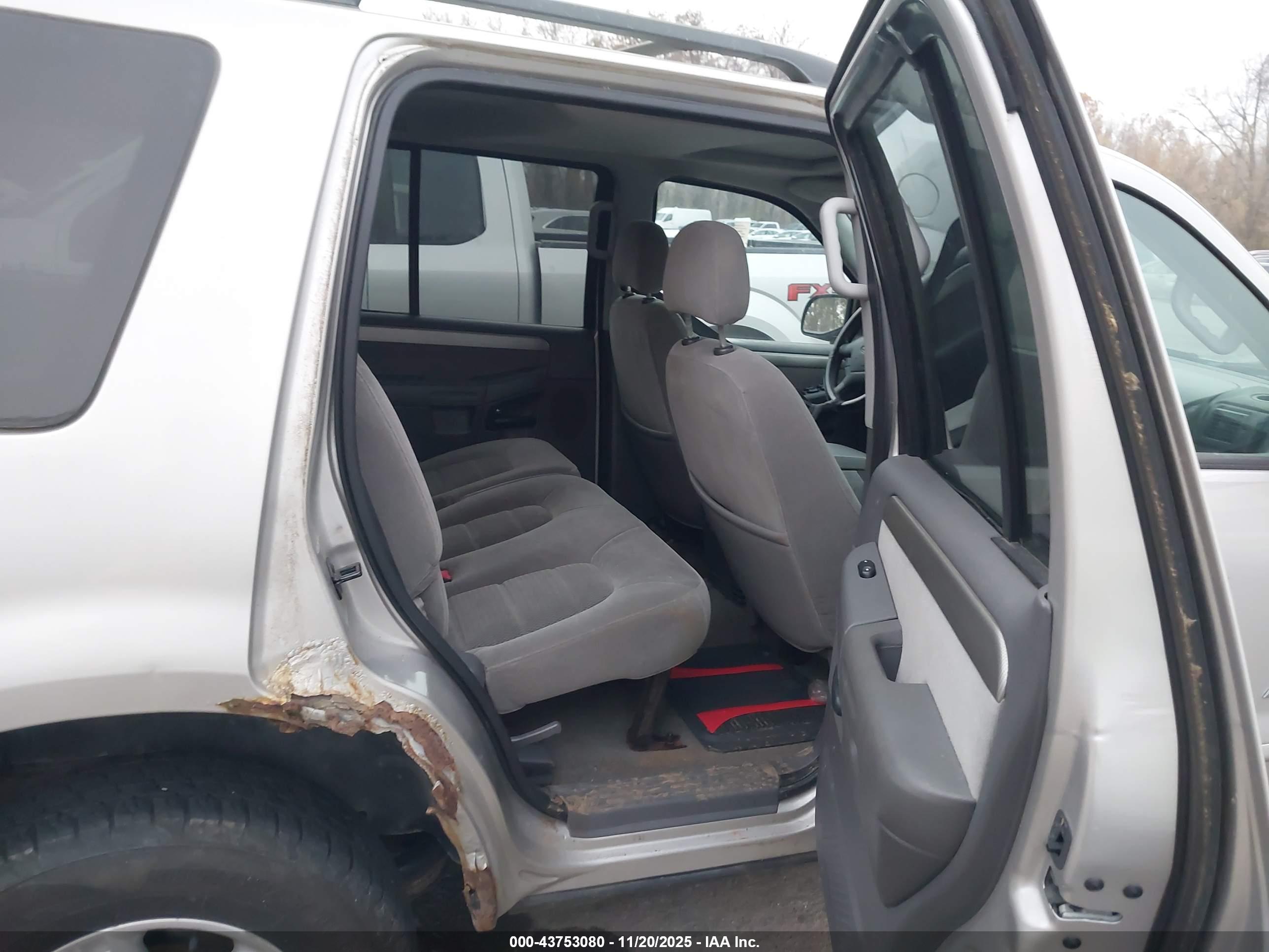 FORD EXPLORER image 8