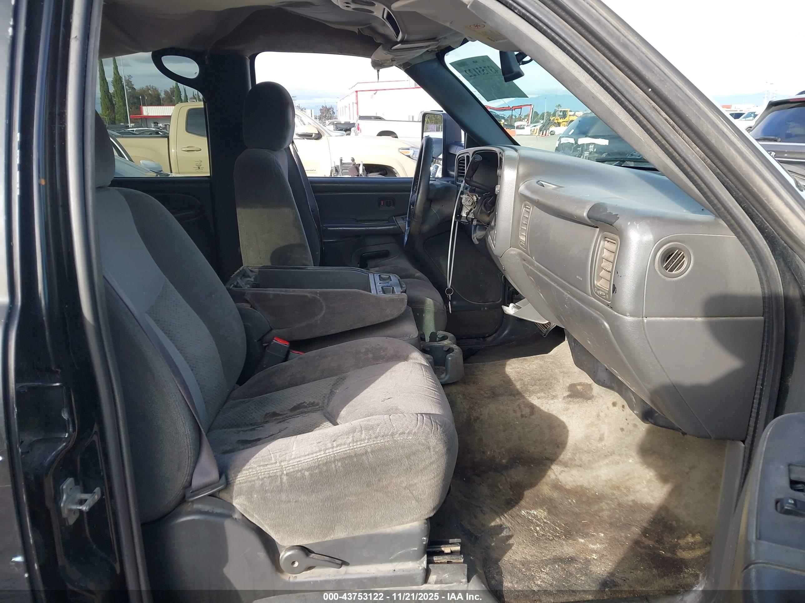 CHEVROLET SILVERADO image 5