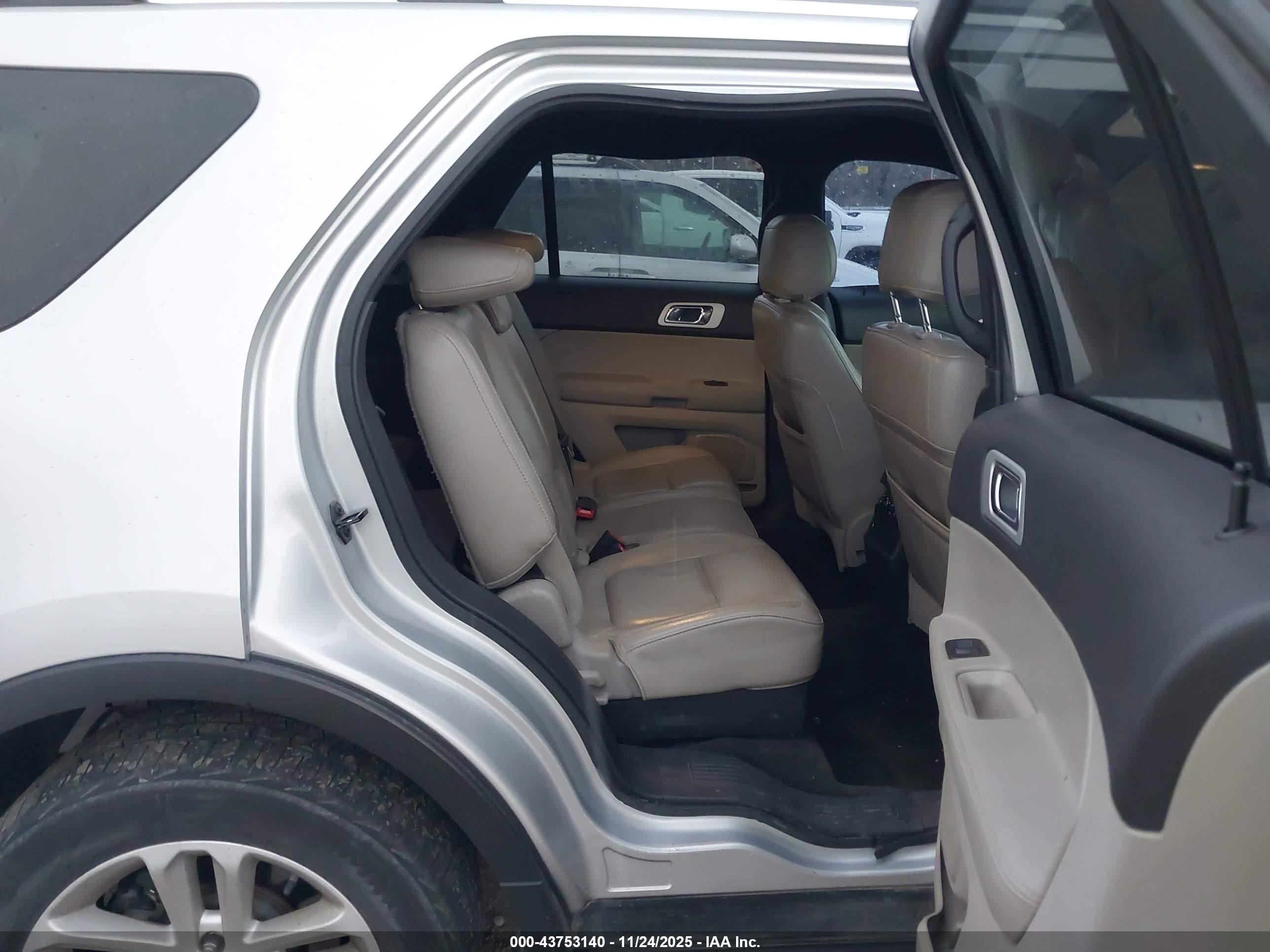 FORD EXPLORER image 8